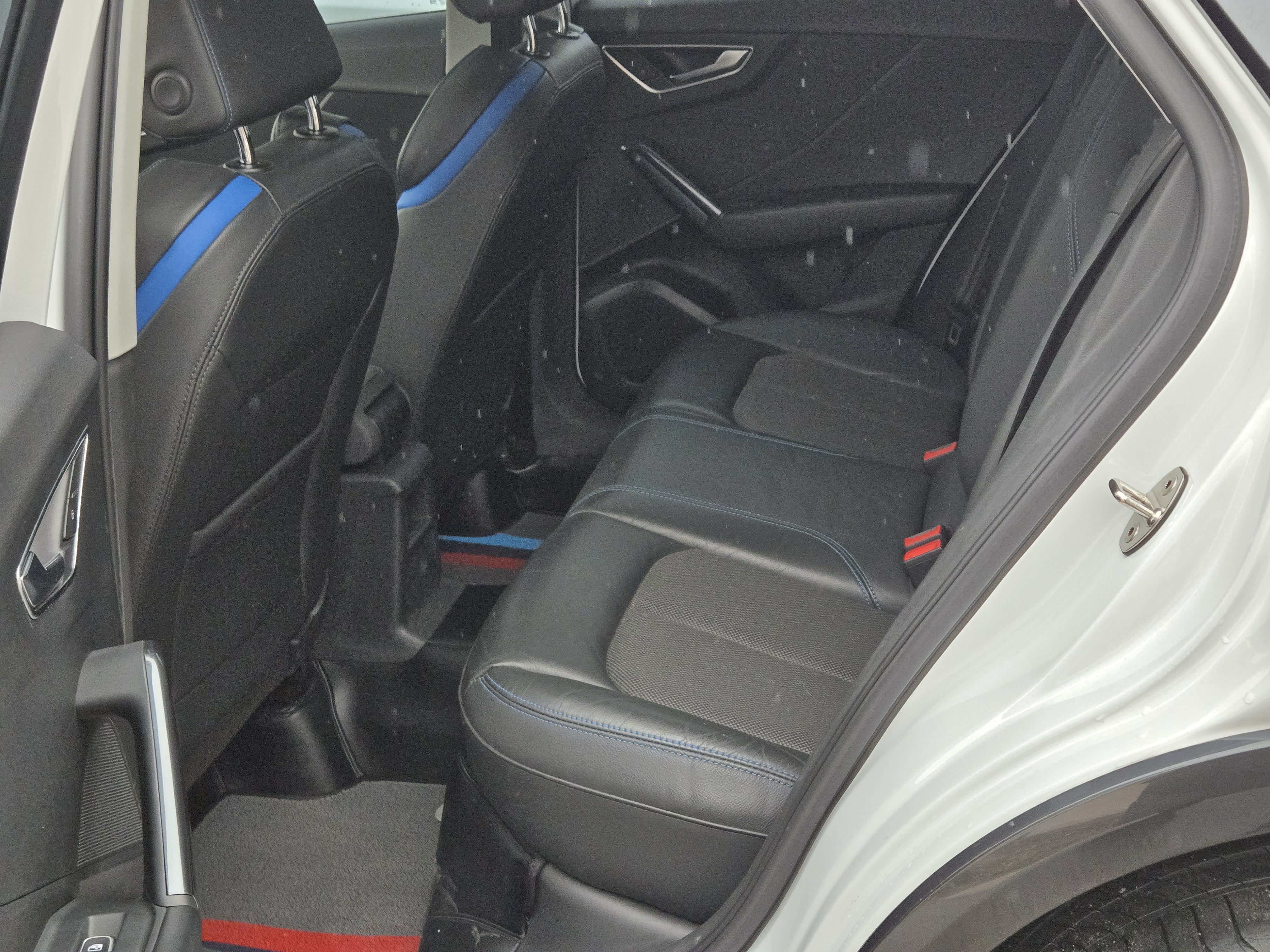 Audi Q2L e-tron 2021 immagine di auto #5