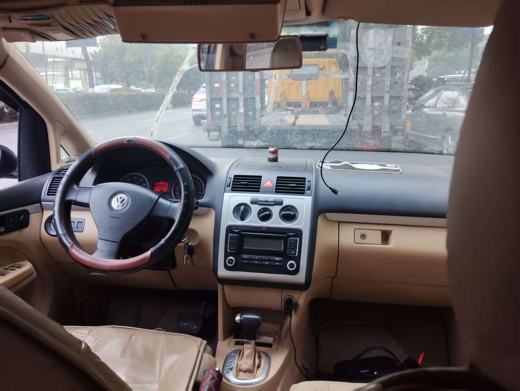 Volkswagen Touran 2010 car image #5