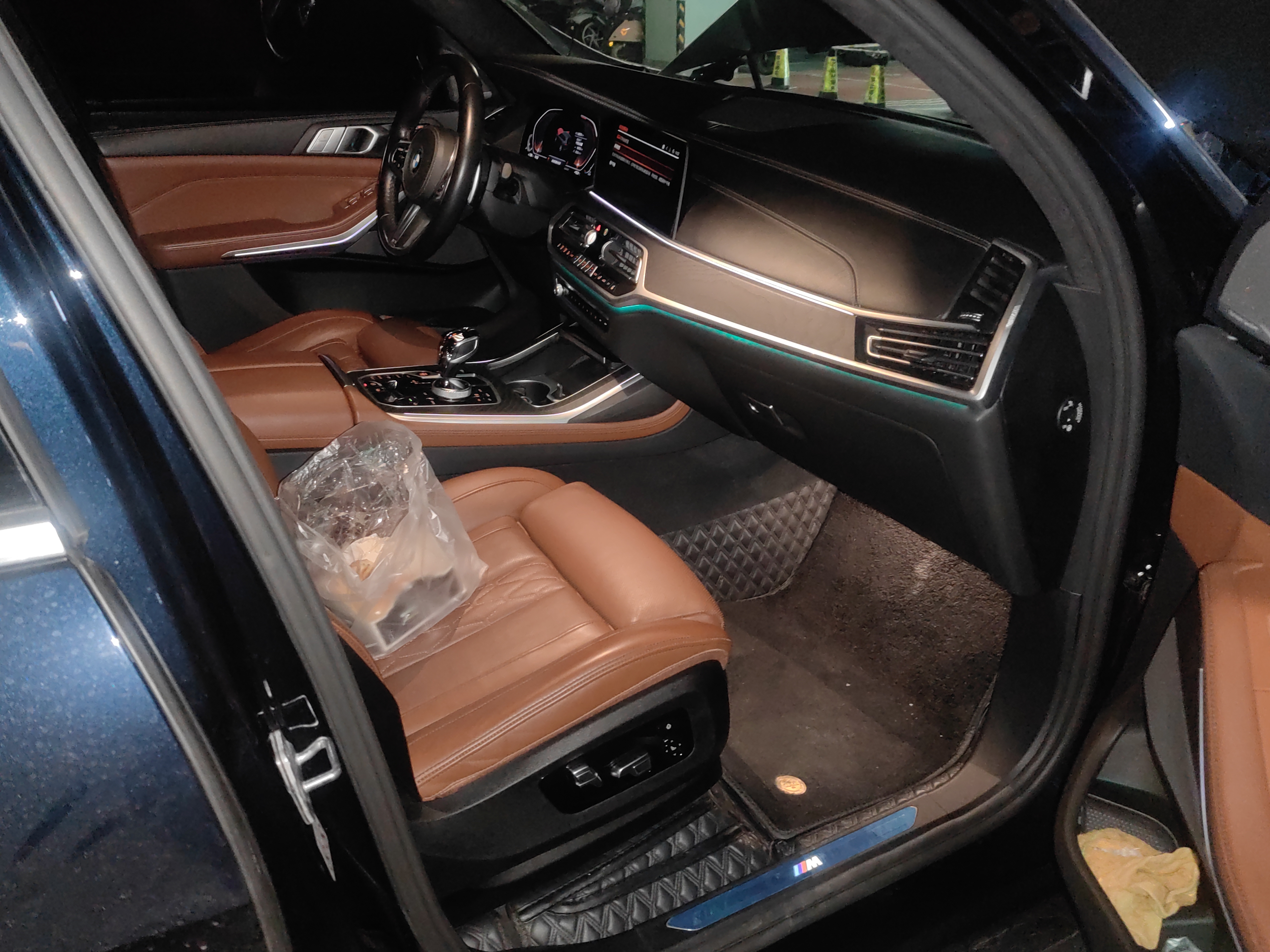 BMW X7 M60i 2021 #5 BMW X7 M60i 2021 car image #5