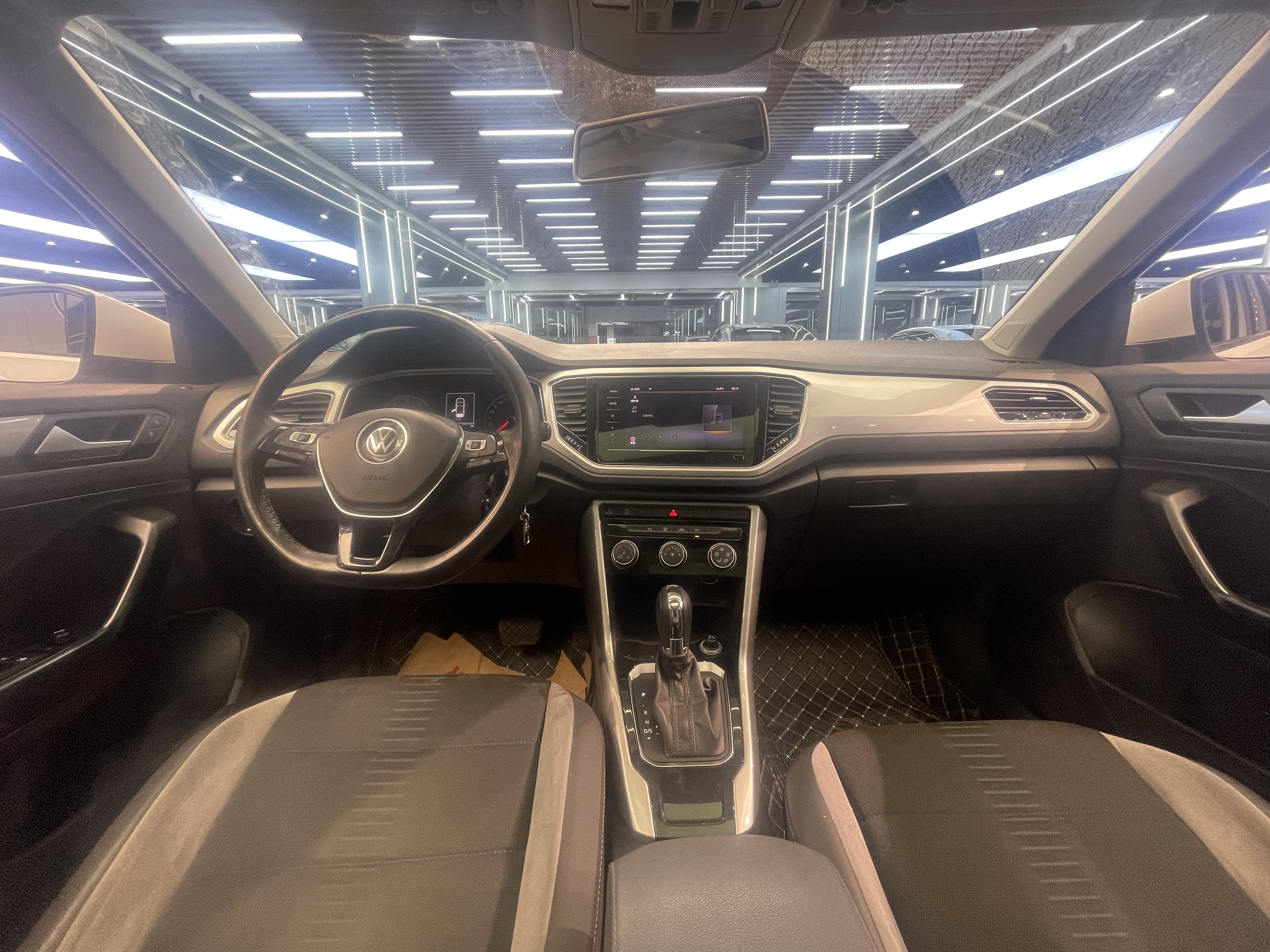 Volkswagen T-Roc 2021 car image #5