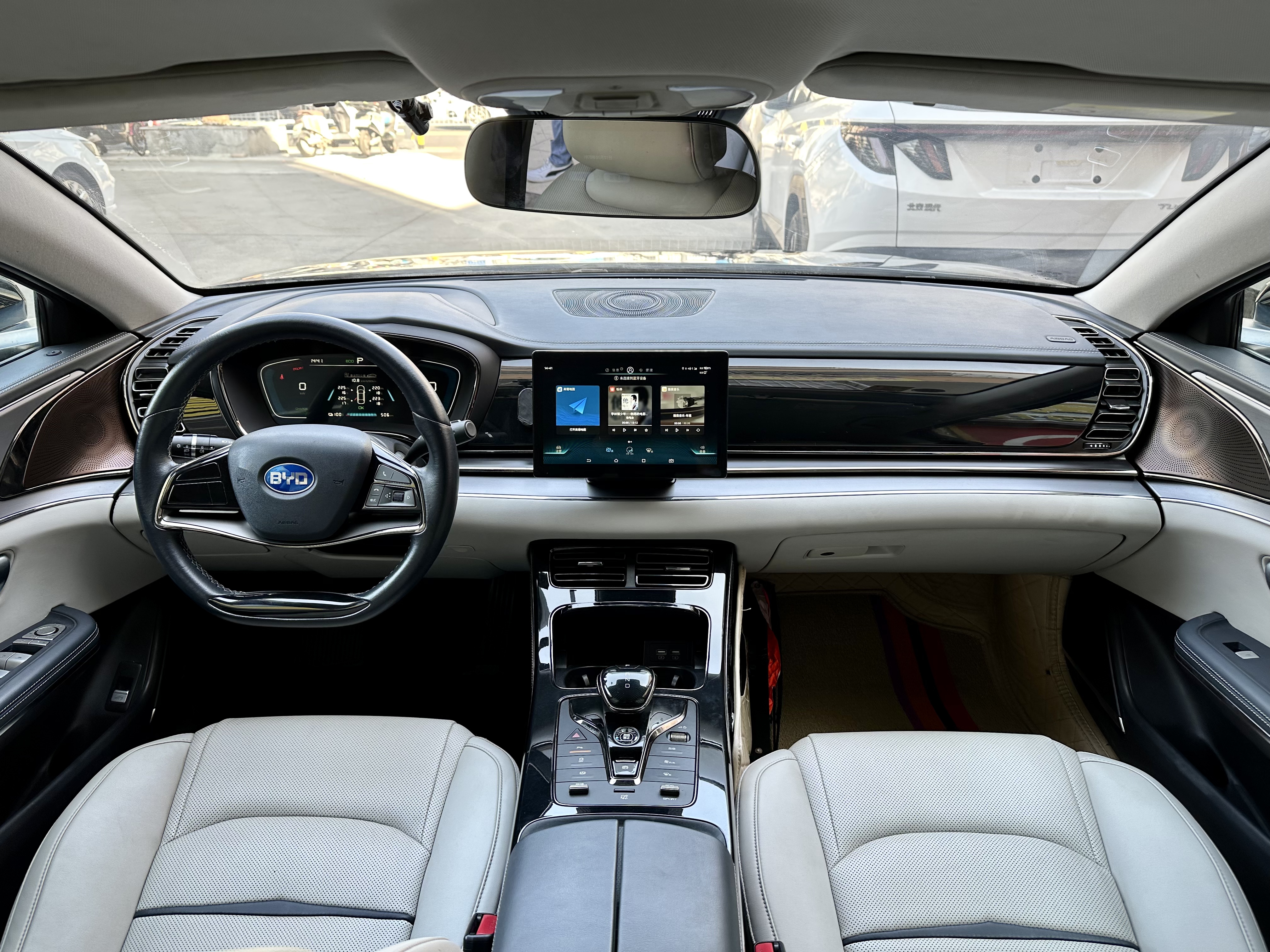 BYD e9 2021 #5 BYD e9 2021 car image #5