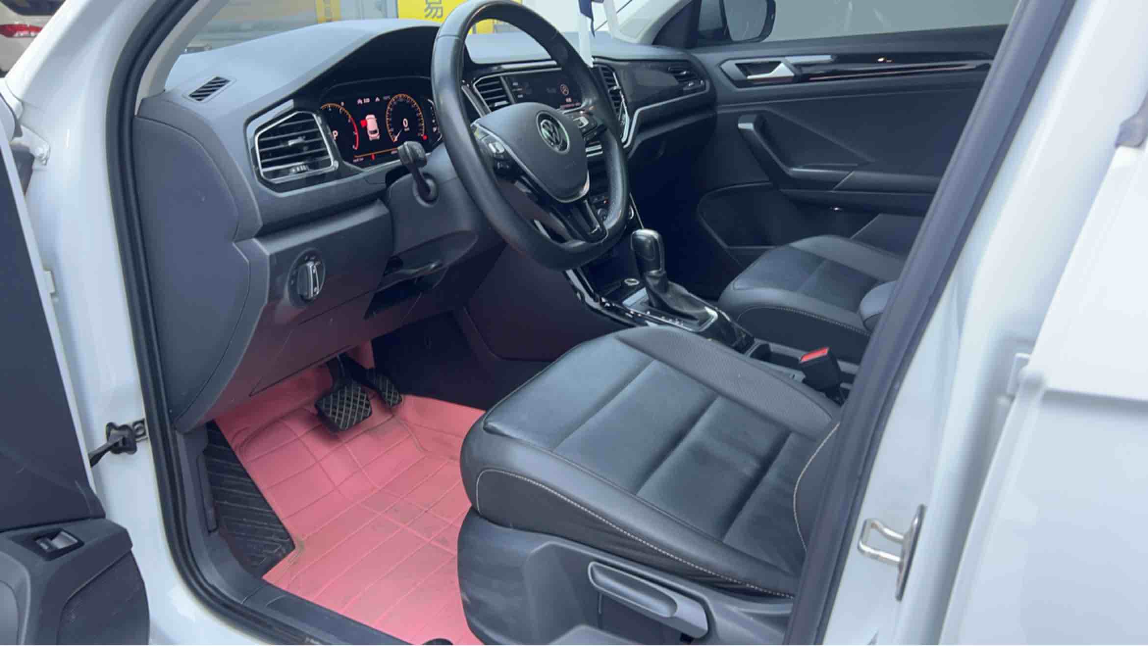 Volkswagen T-Roc 2021 car image #5