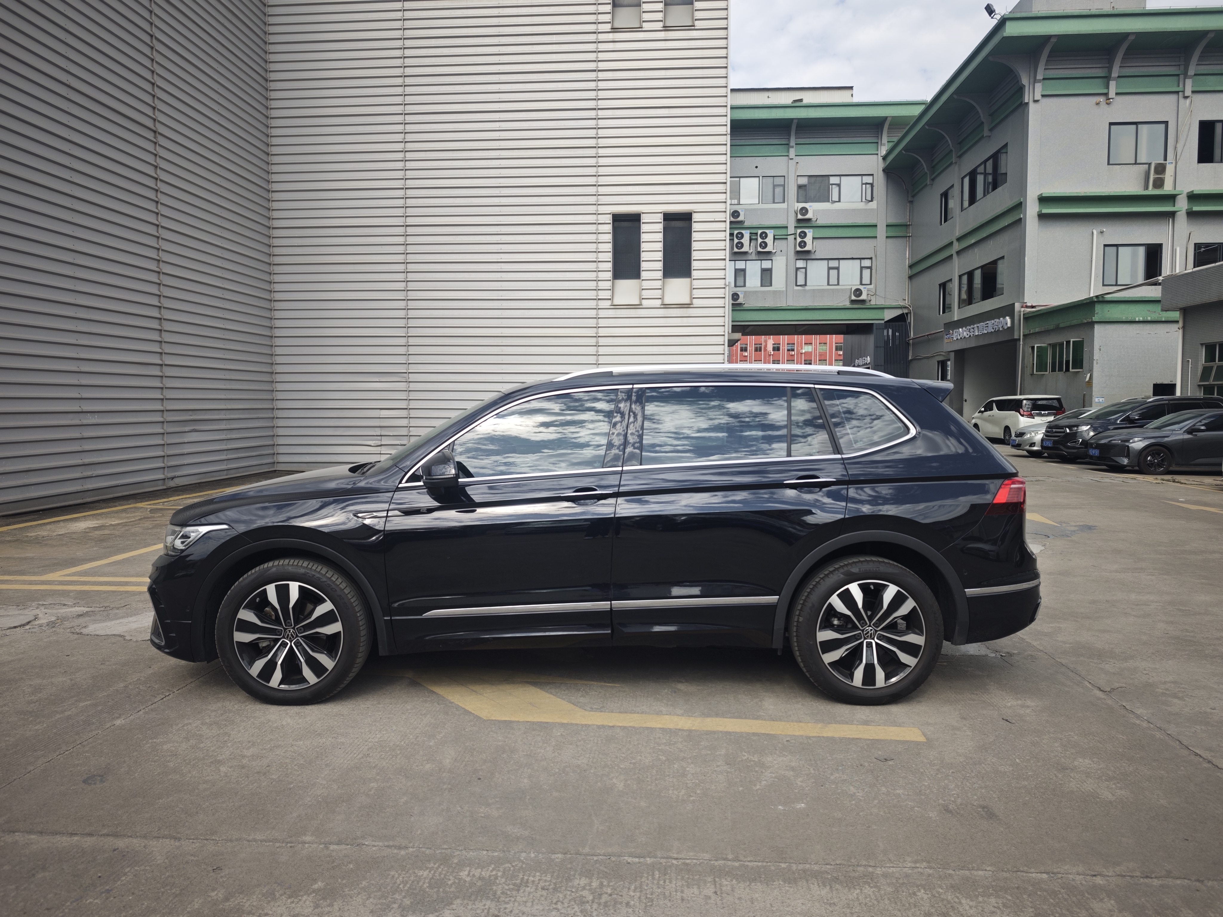 Volkswagen Tiguan L 2022 immagine di auto #5