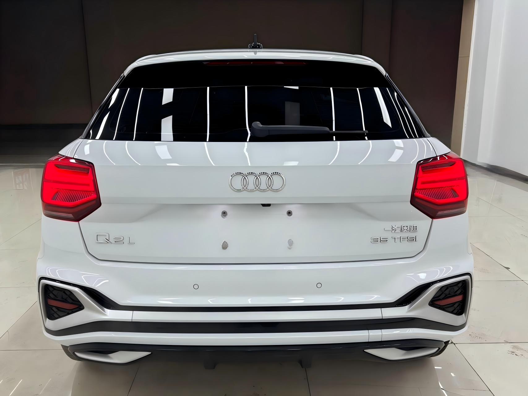 Audi Q2L 2021 car image #5