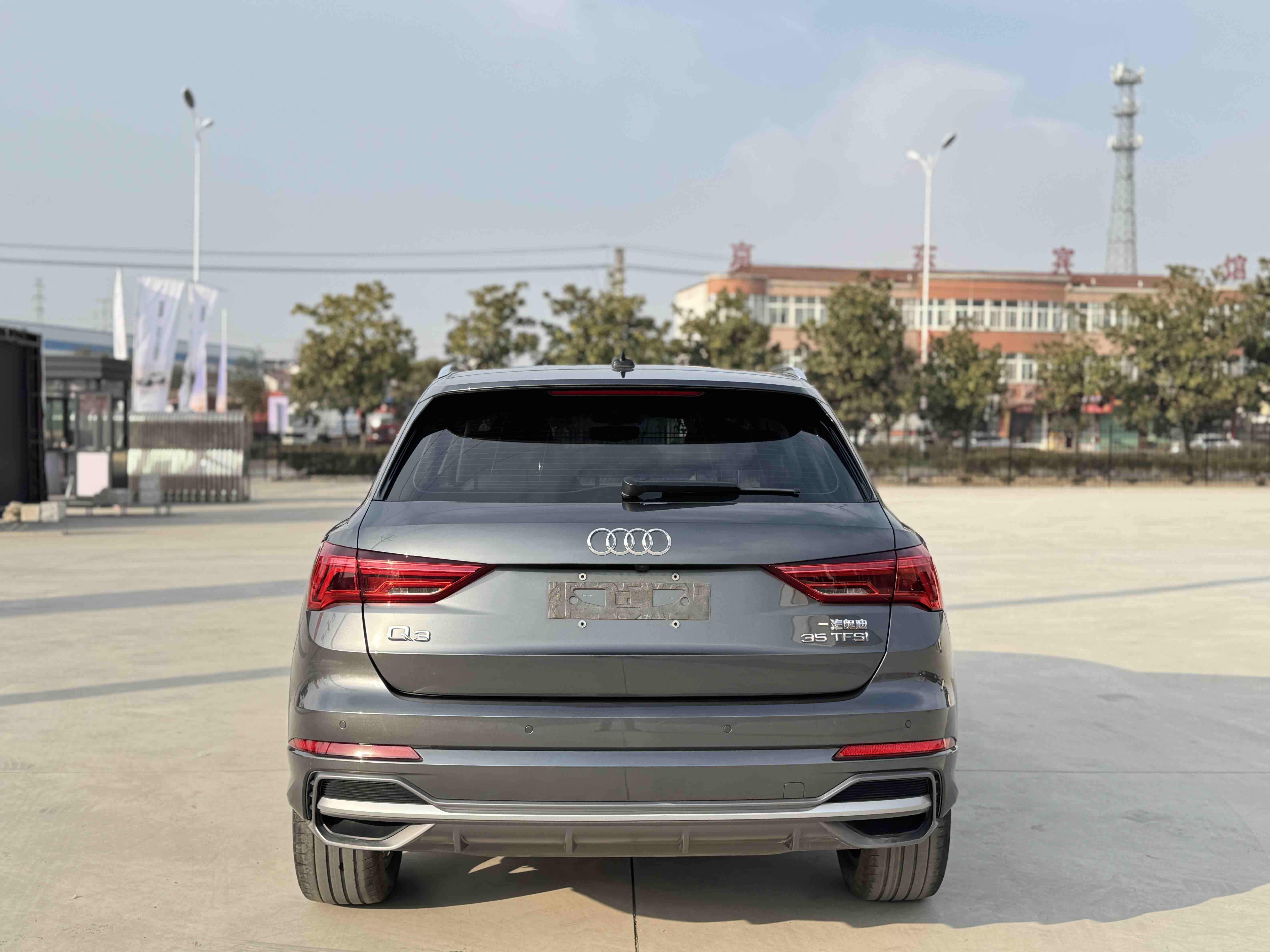 Audi Q3 2023 car image #5