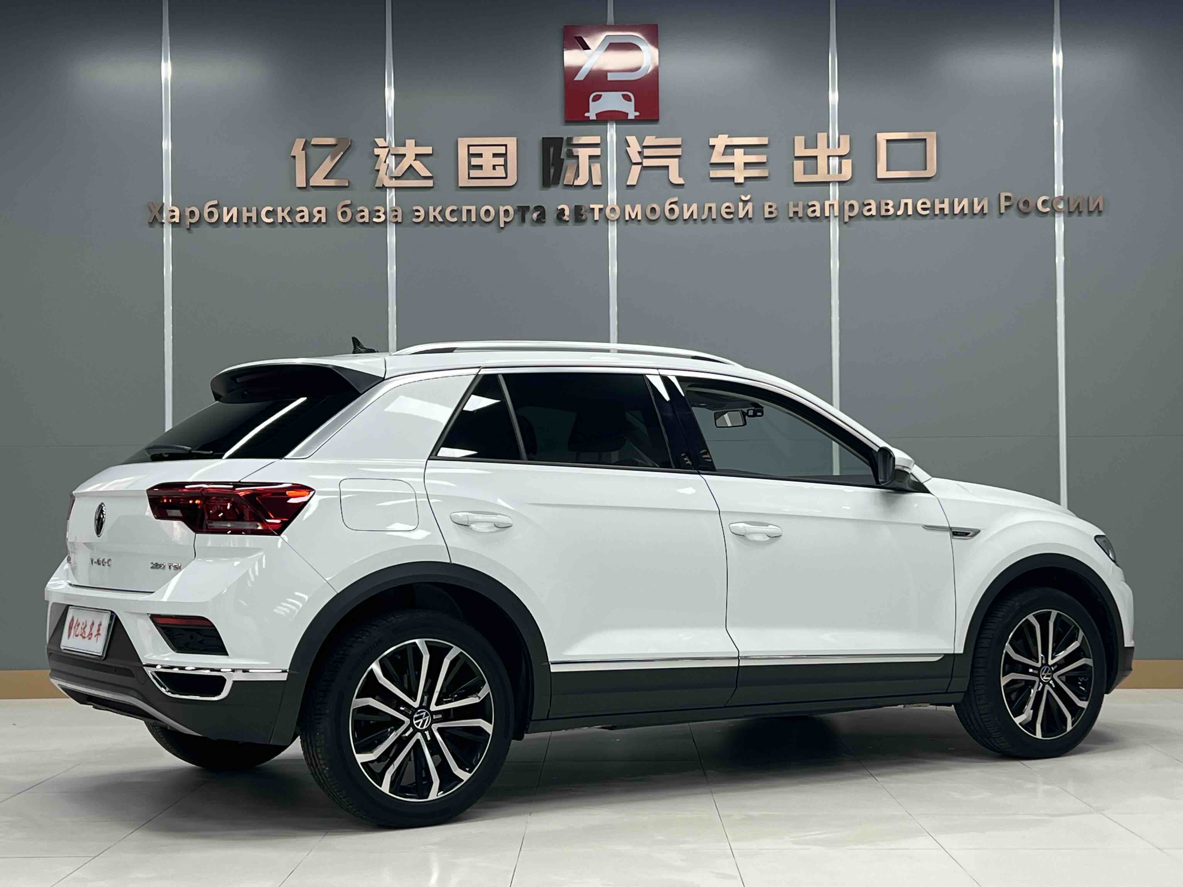 Volkswagen T-Roc 2021 car image #5