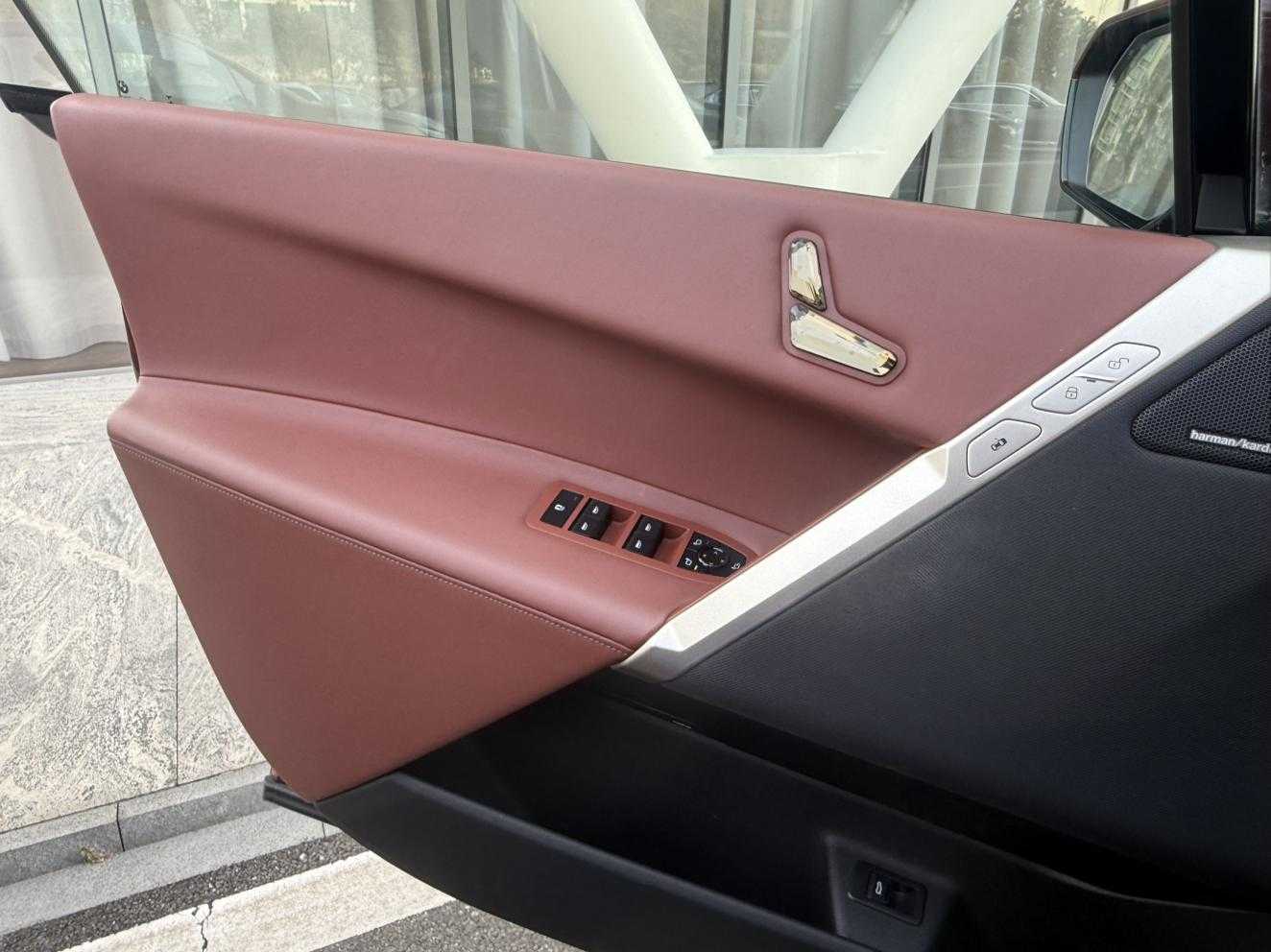 BMW iX 2023 car image #5