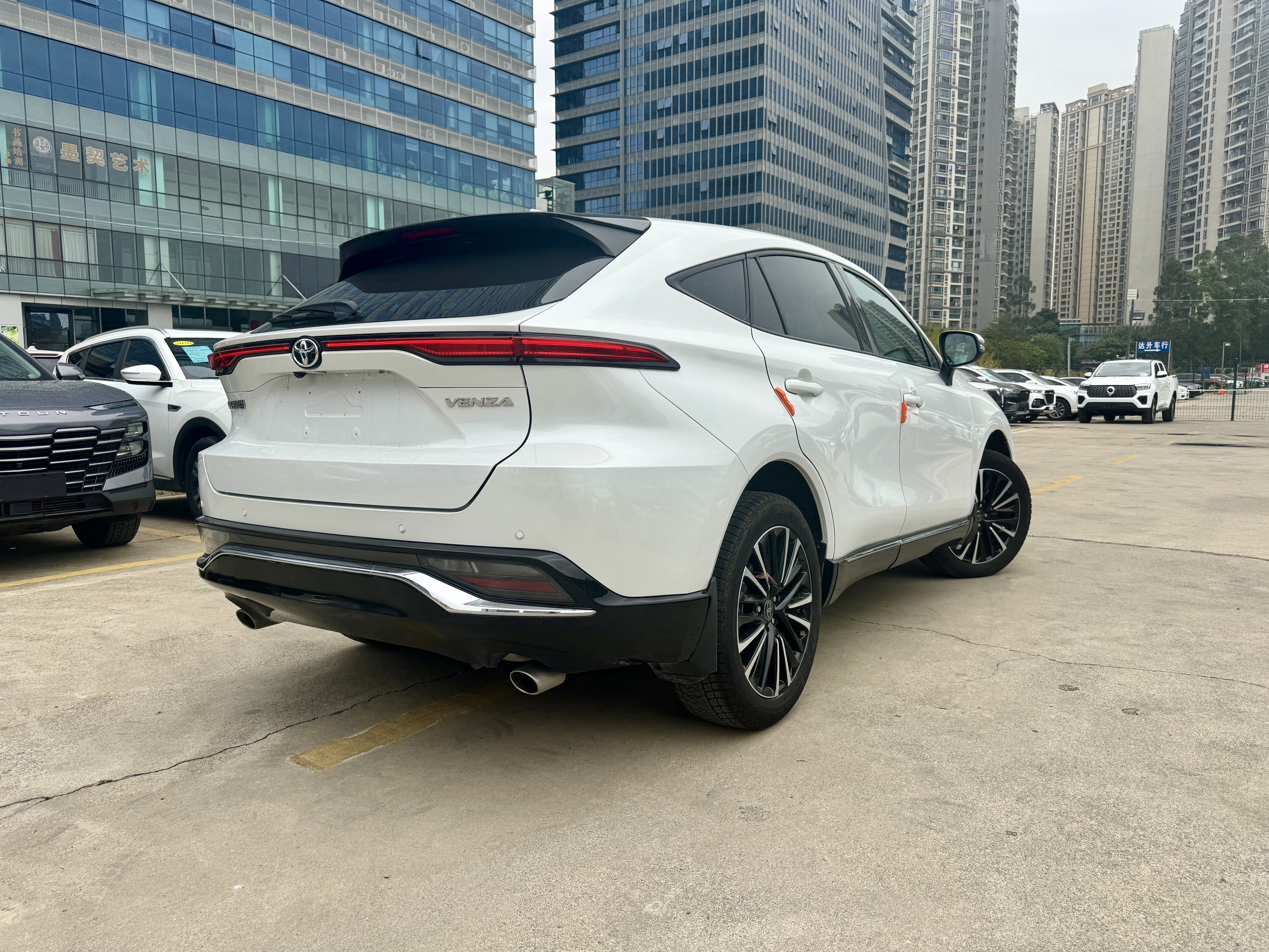 Toyota Venza 2023 car image #5