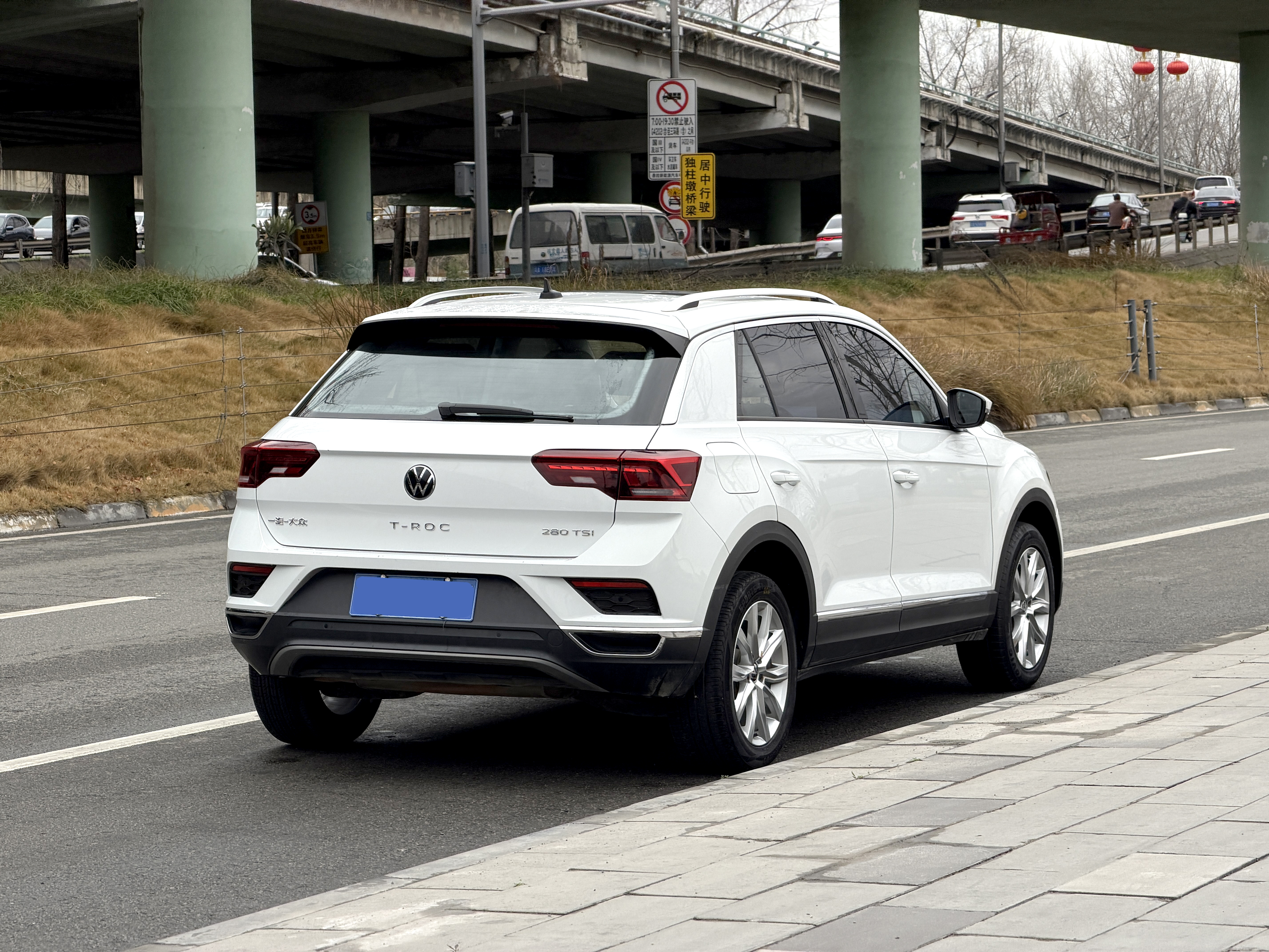 Volkswagen T-Roc 2023 car image #5