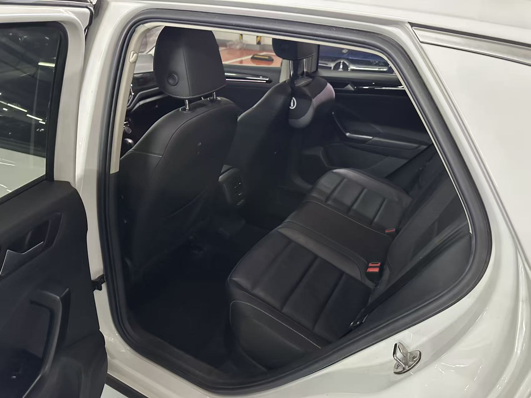 Volkswagen T-Roc 2022 car image #5