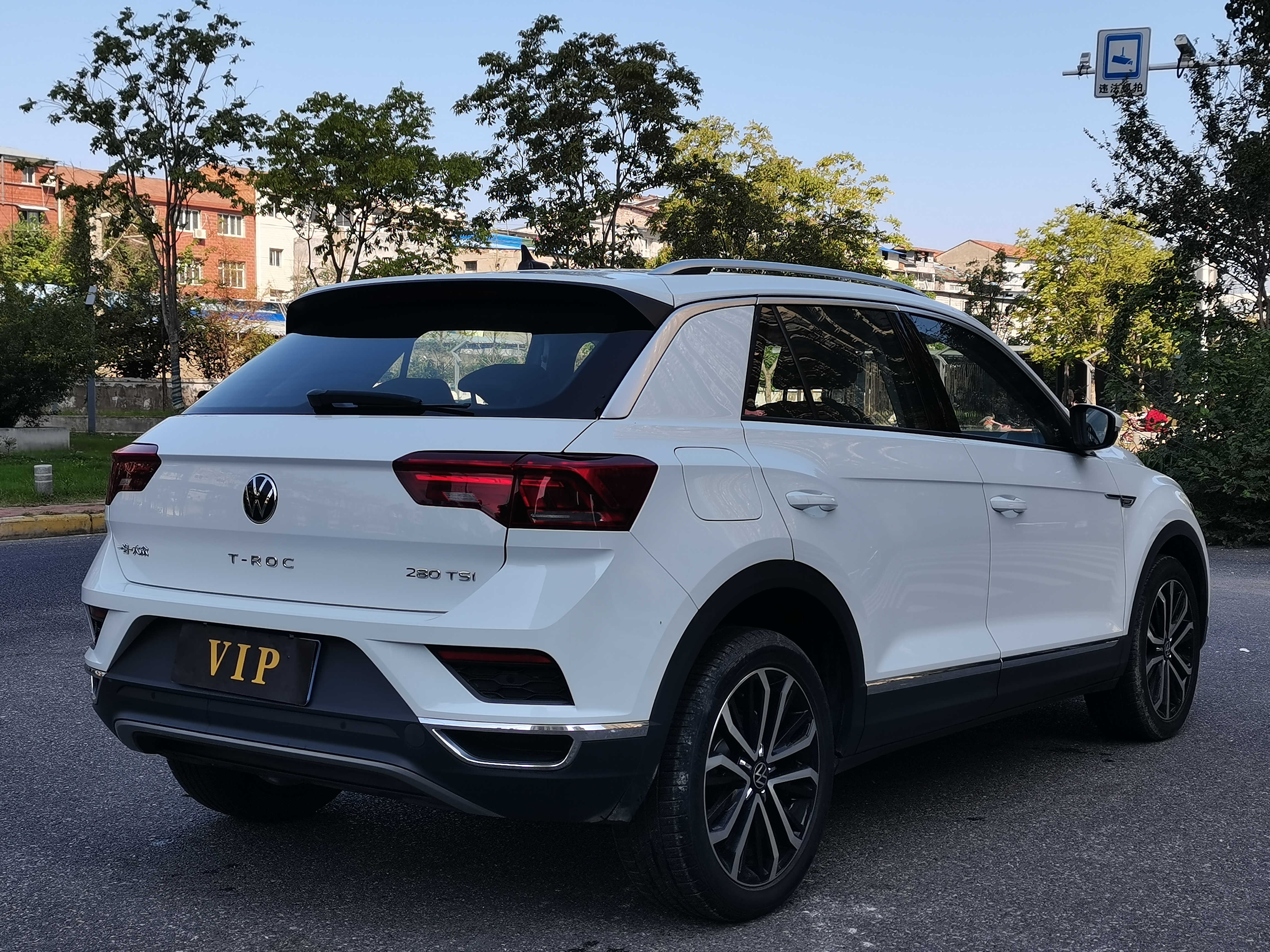 Volkswagen T-Roc 2023 car image #5
