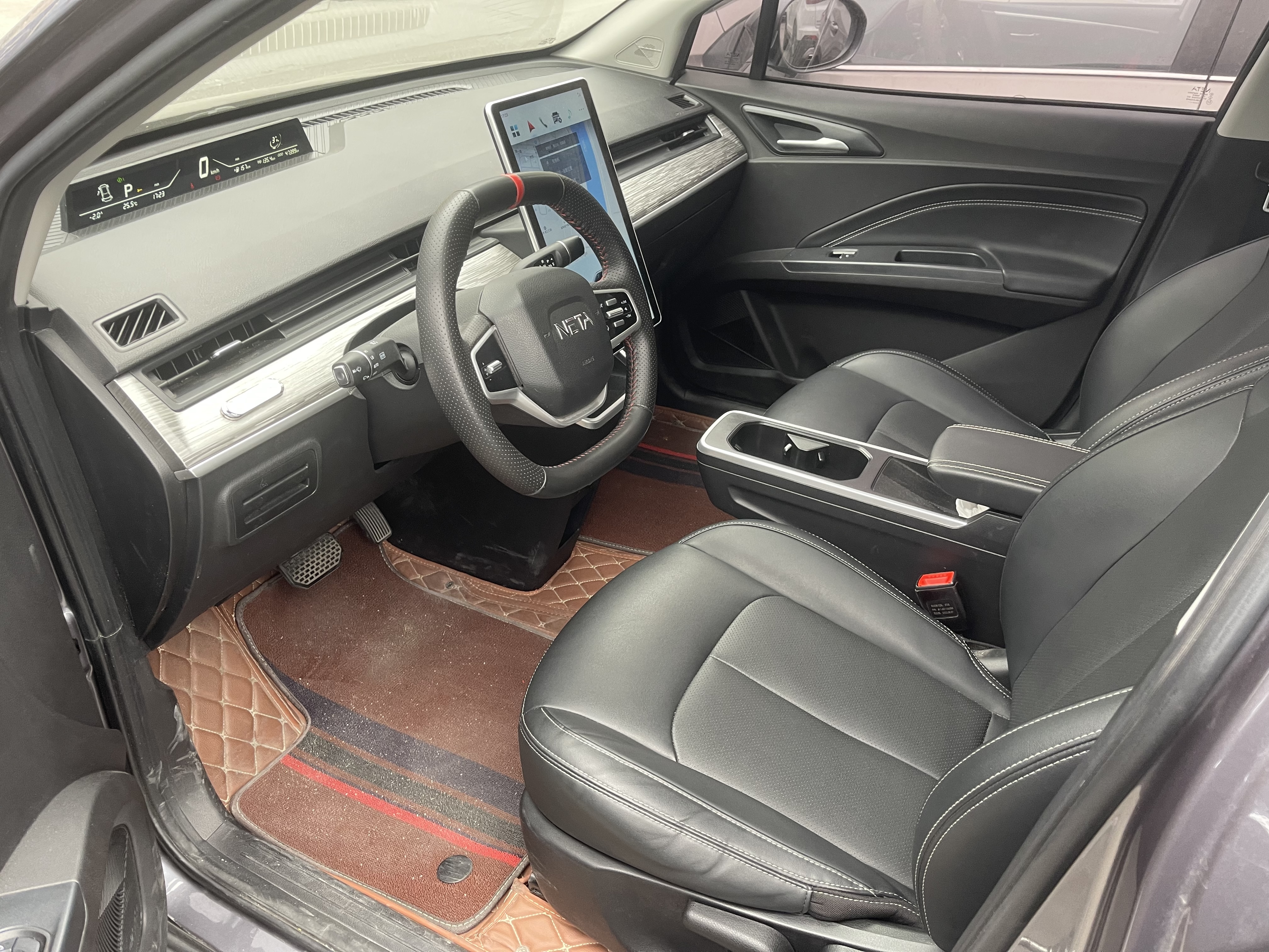 哪吒汽车 哪吒V 2022 汽车图片 #5