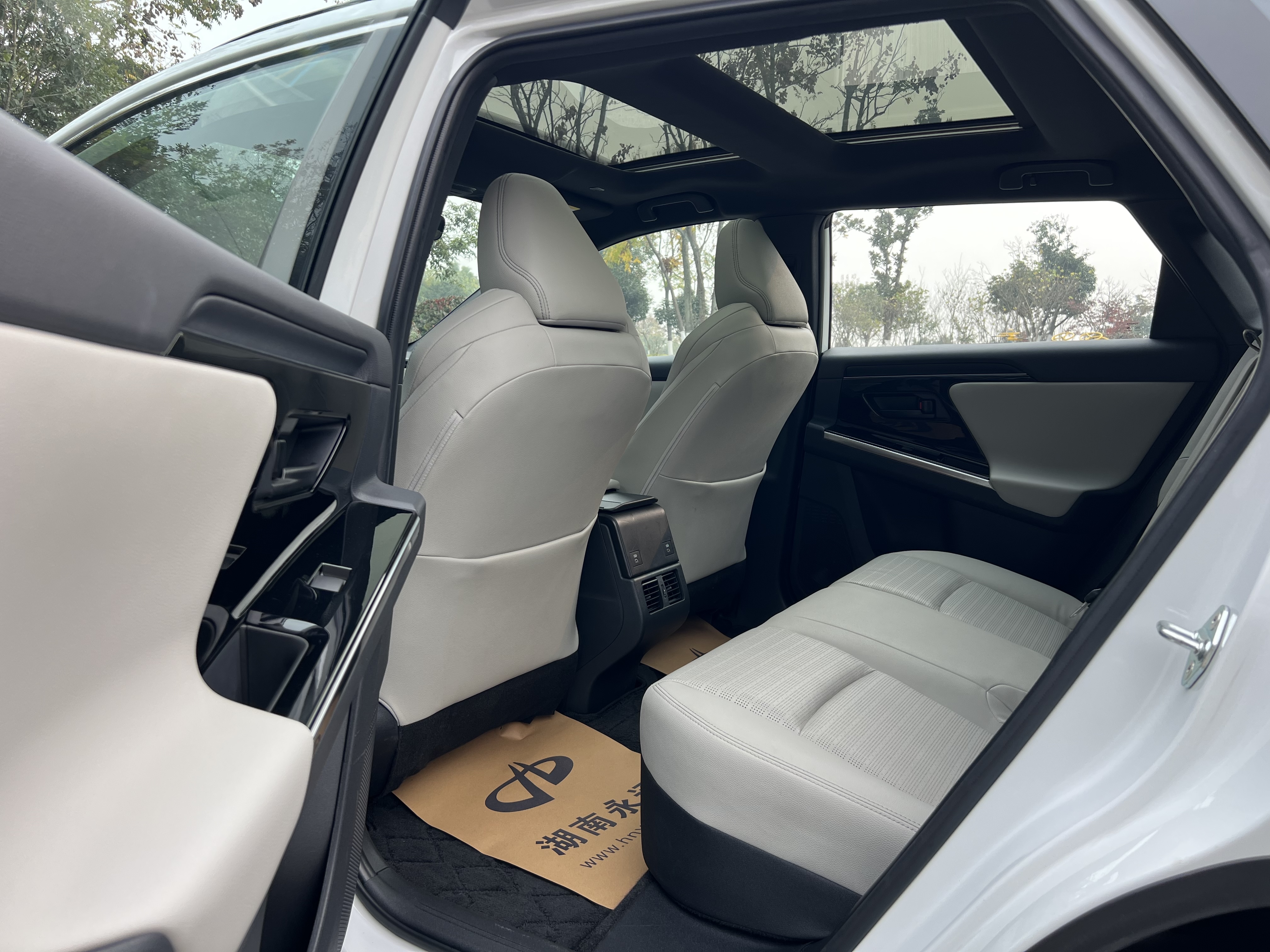 Toyota bZ4X 2022 immagine di auto #5