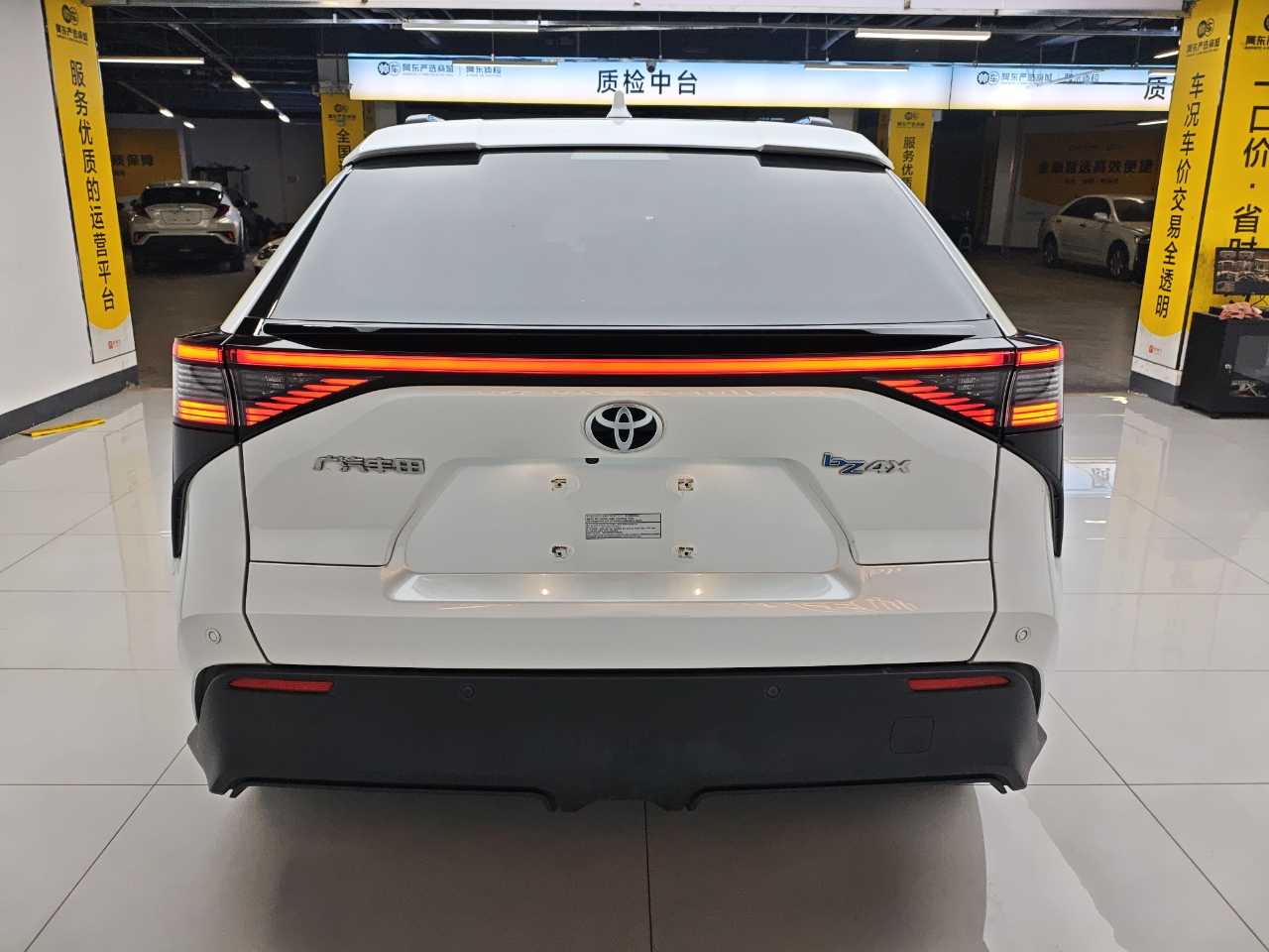 Toyota bZ4X 2023 immagine di auto #5