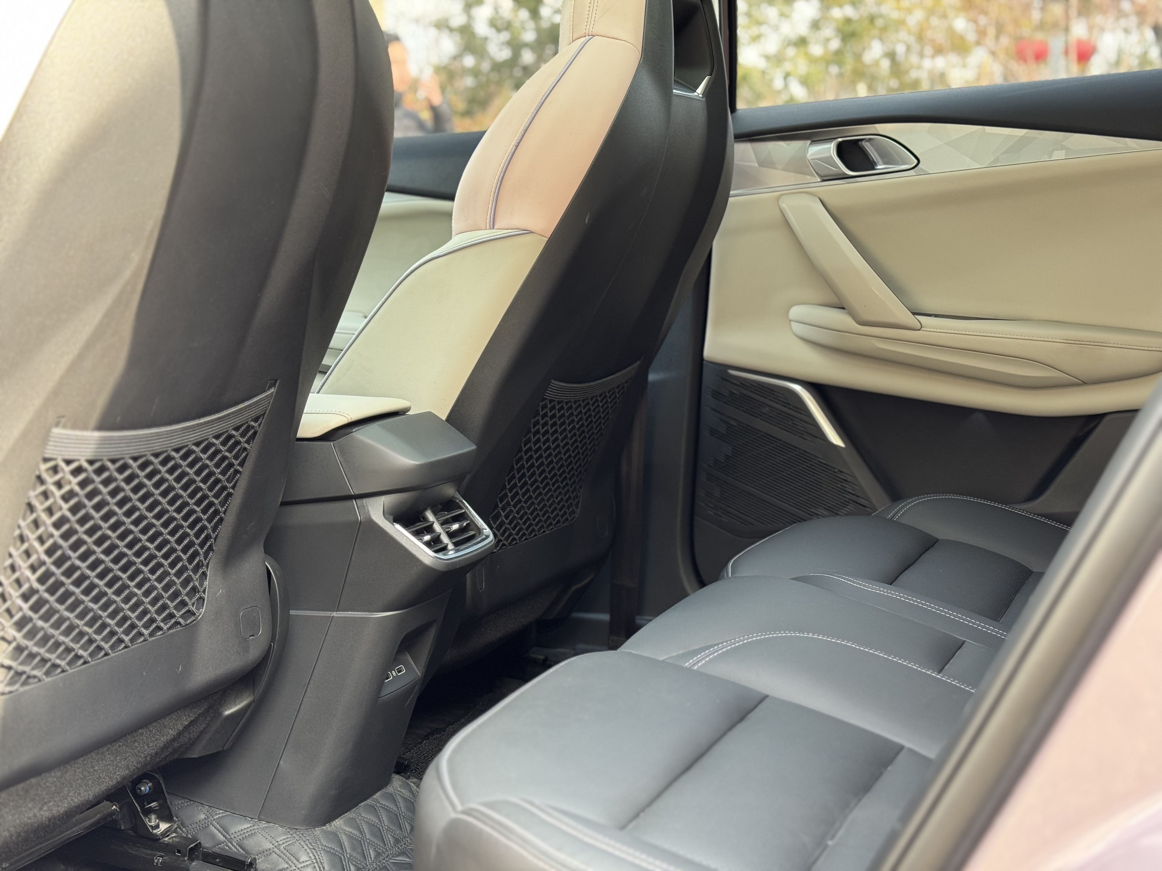 Lynk & Co 06 2024 car image #5