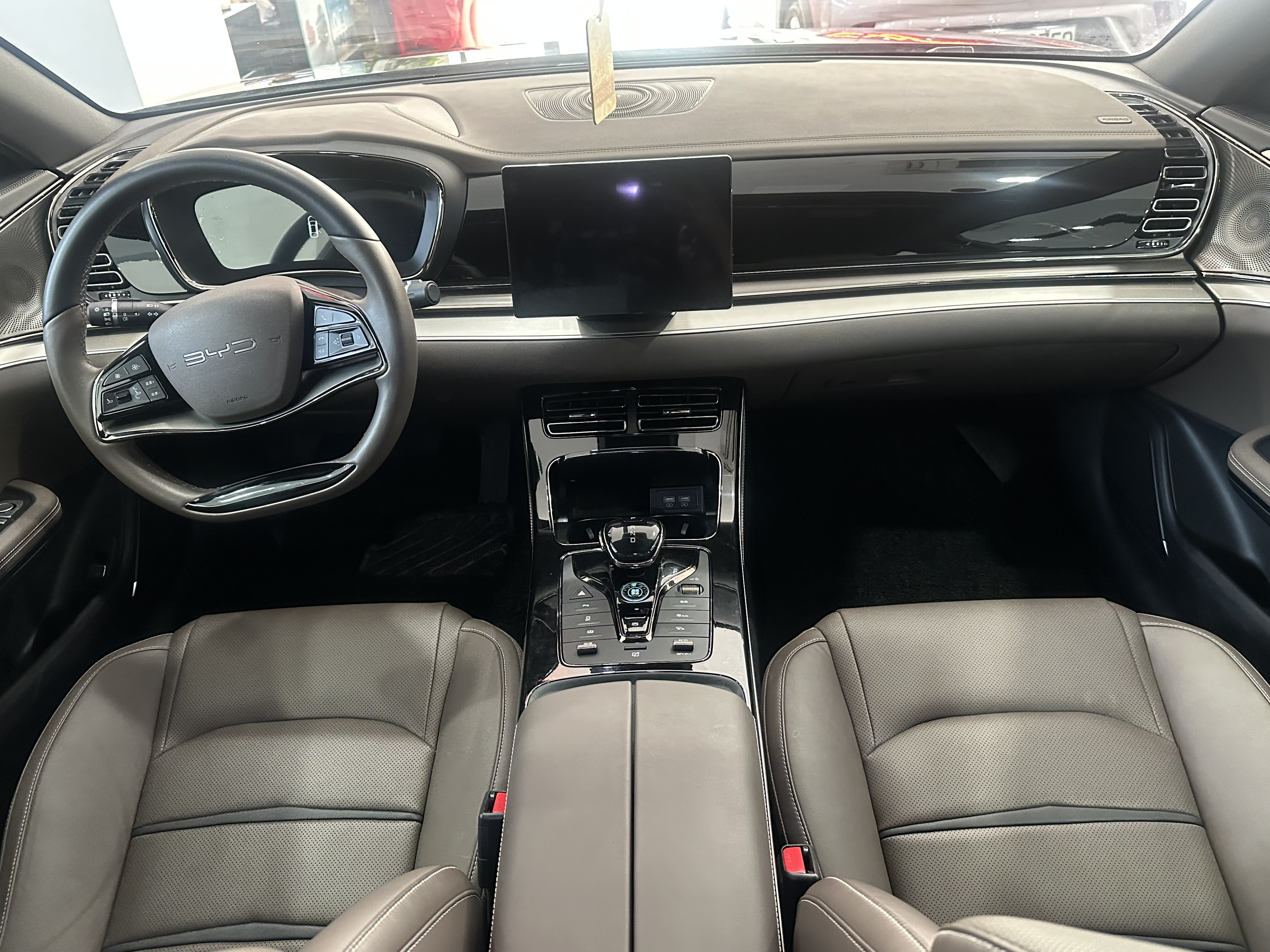 BYD e9 2023 #5 BYD e9 2023 car image #5