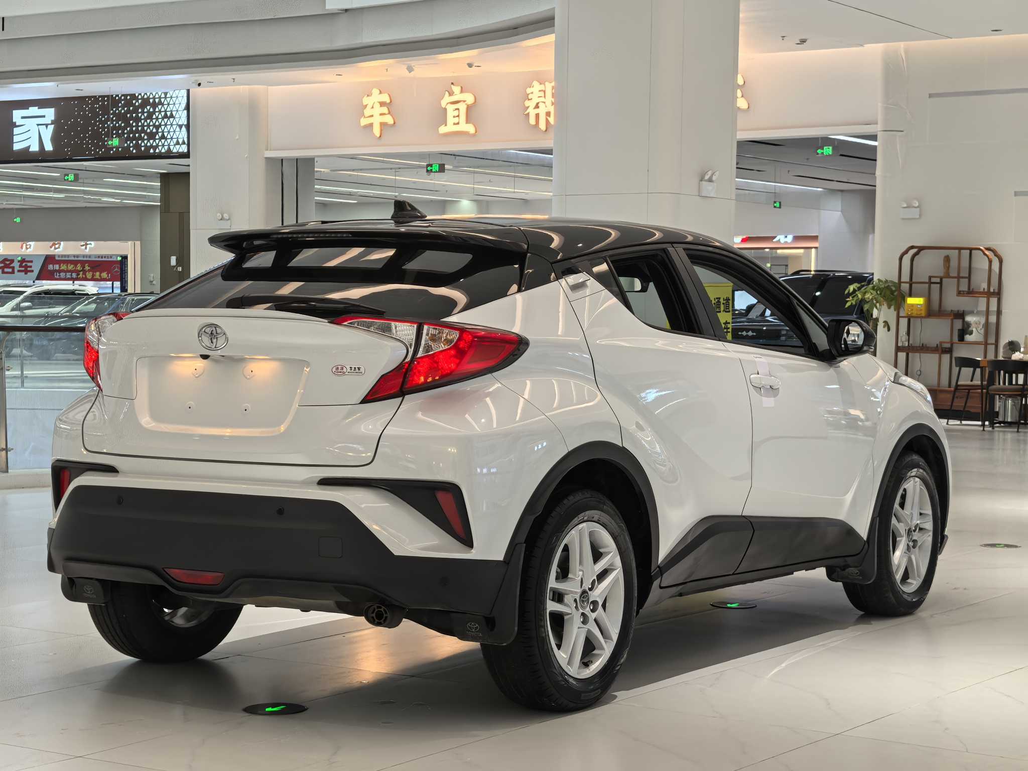 Toyota C-HR 2023 car image #5