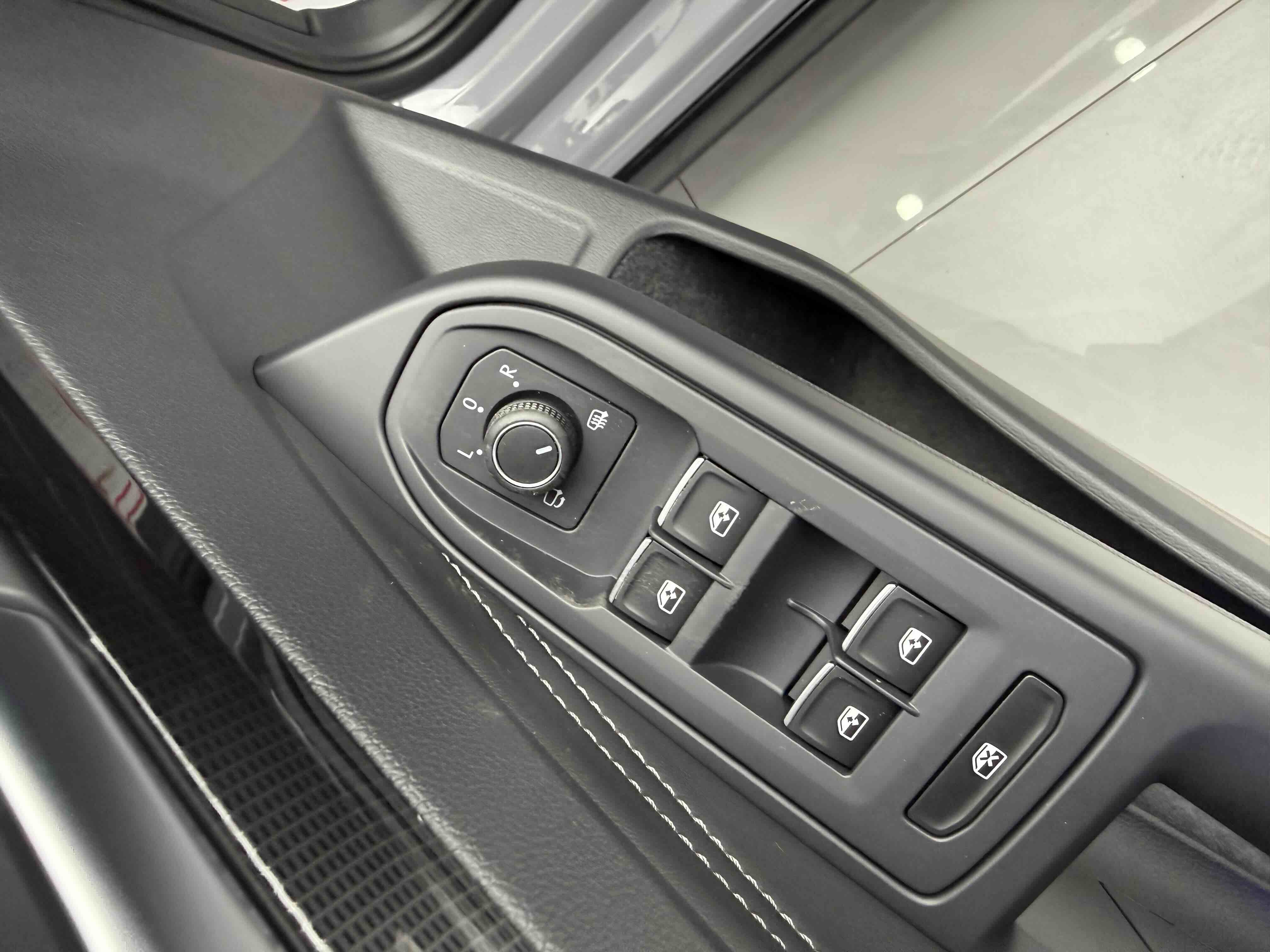 Volkswagen Golf 2023 car image #5