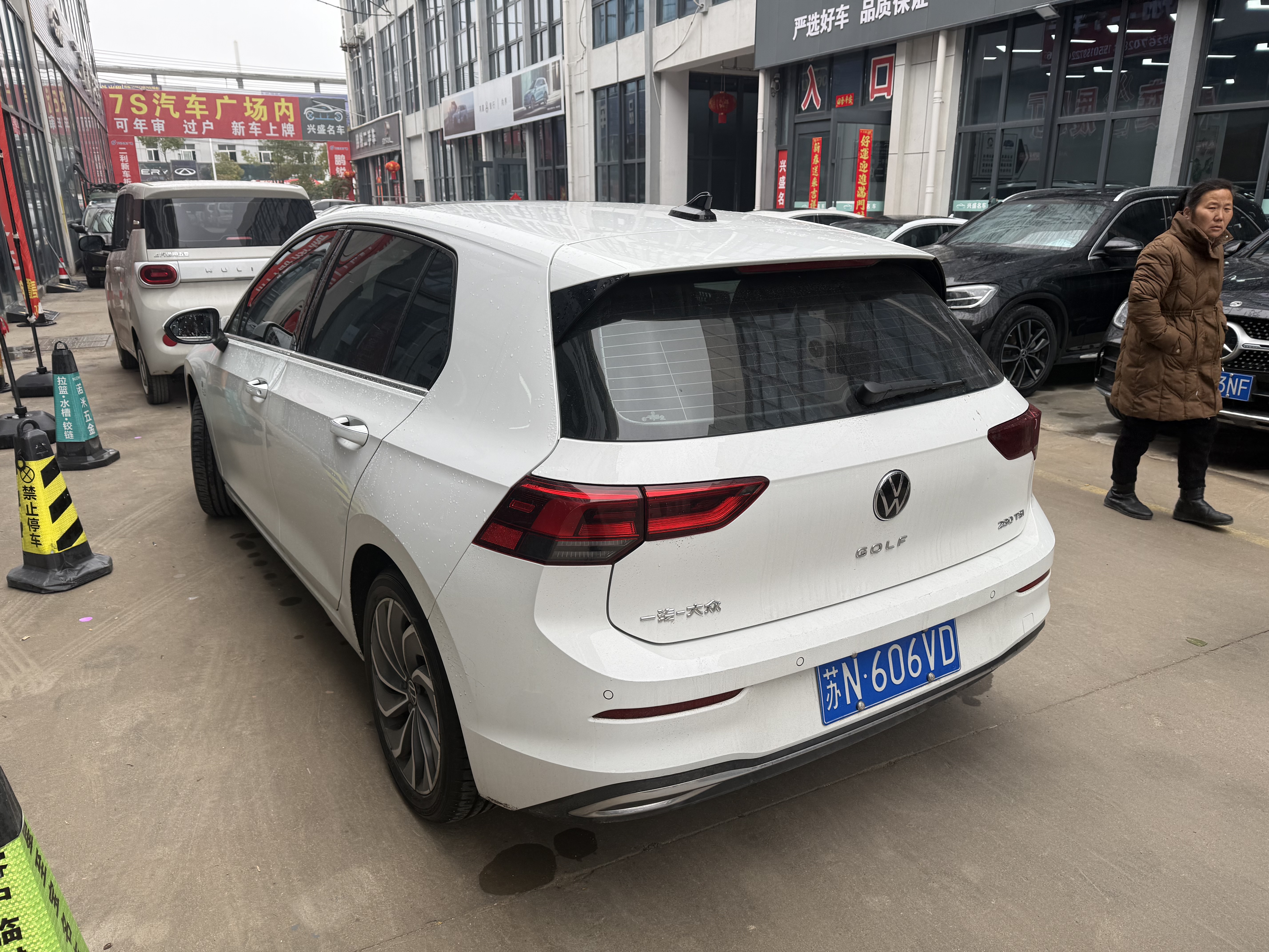 Volkswagen Golf 2023 car image #5