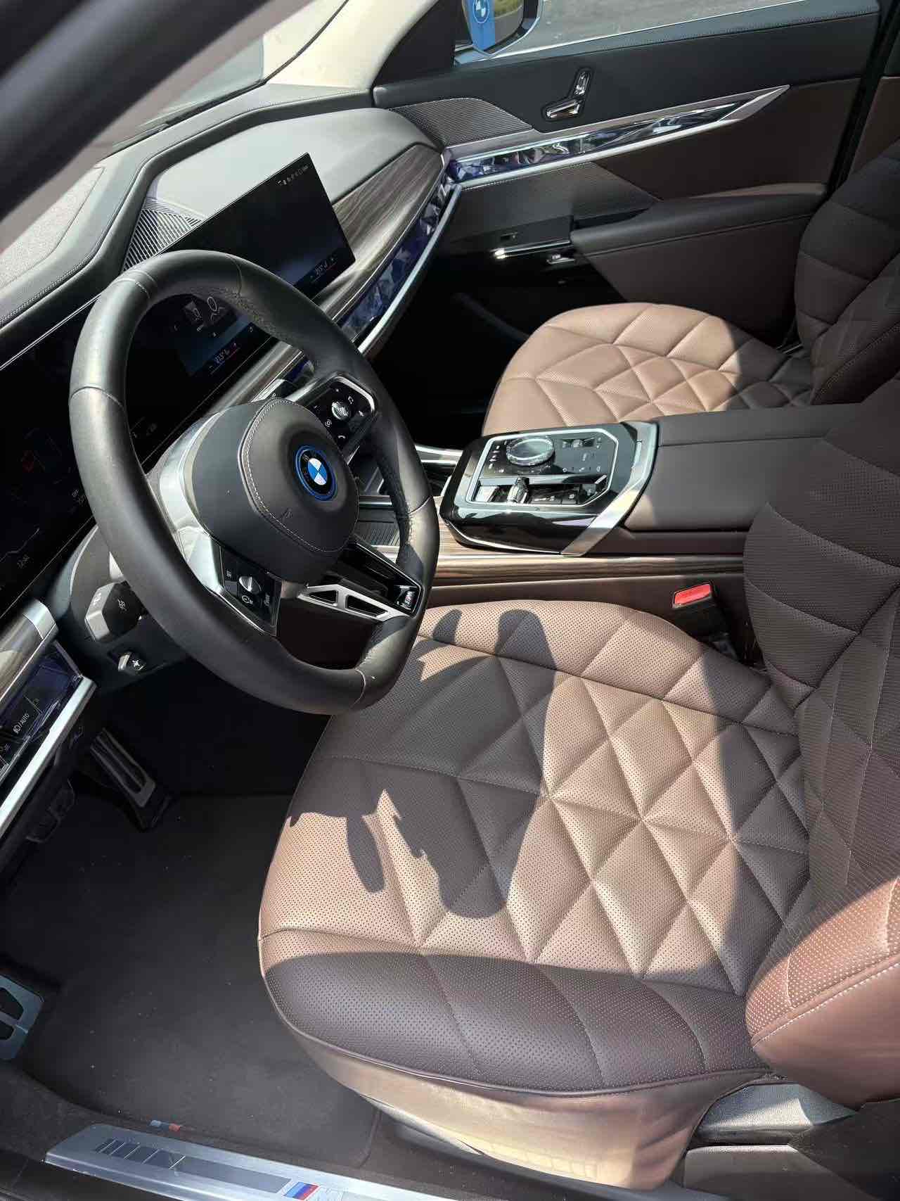 BMW i7 M70L 2024 car image #5