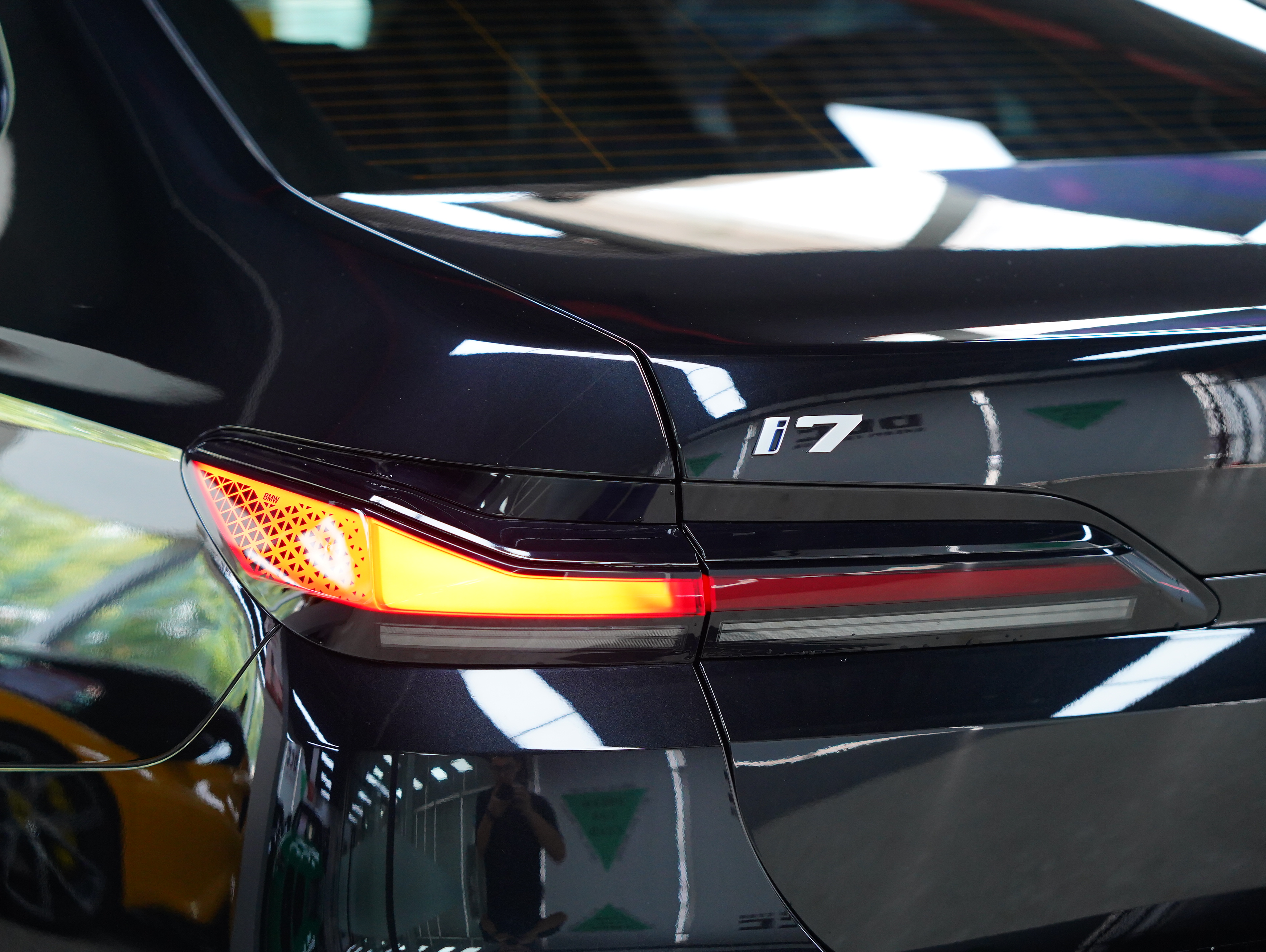 BMW i7 M70L 2023 #5 BMW i7 M70L 2023 car image #5