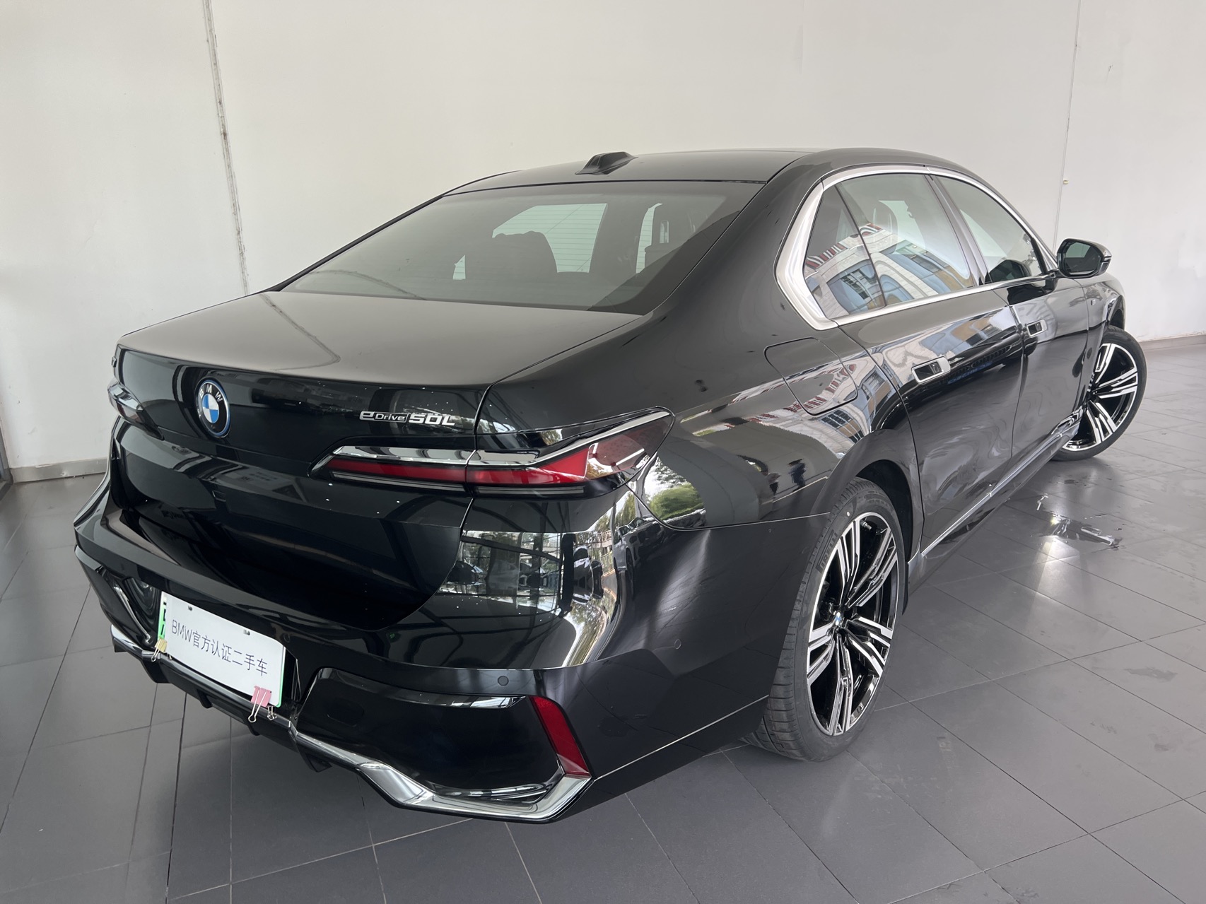 BMW i7 M70L 2024 car image #5