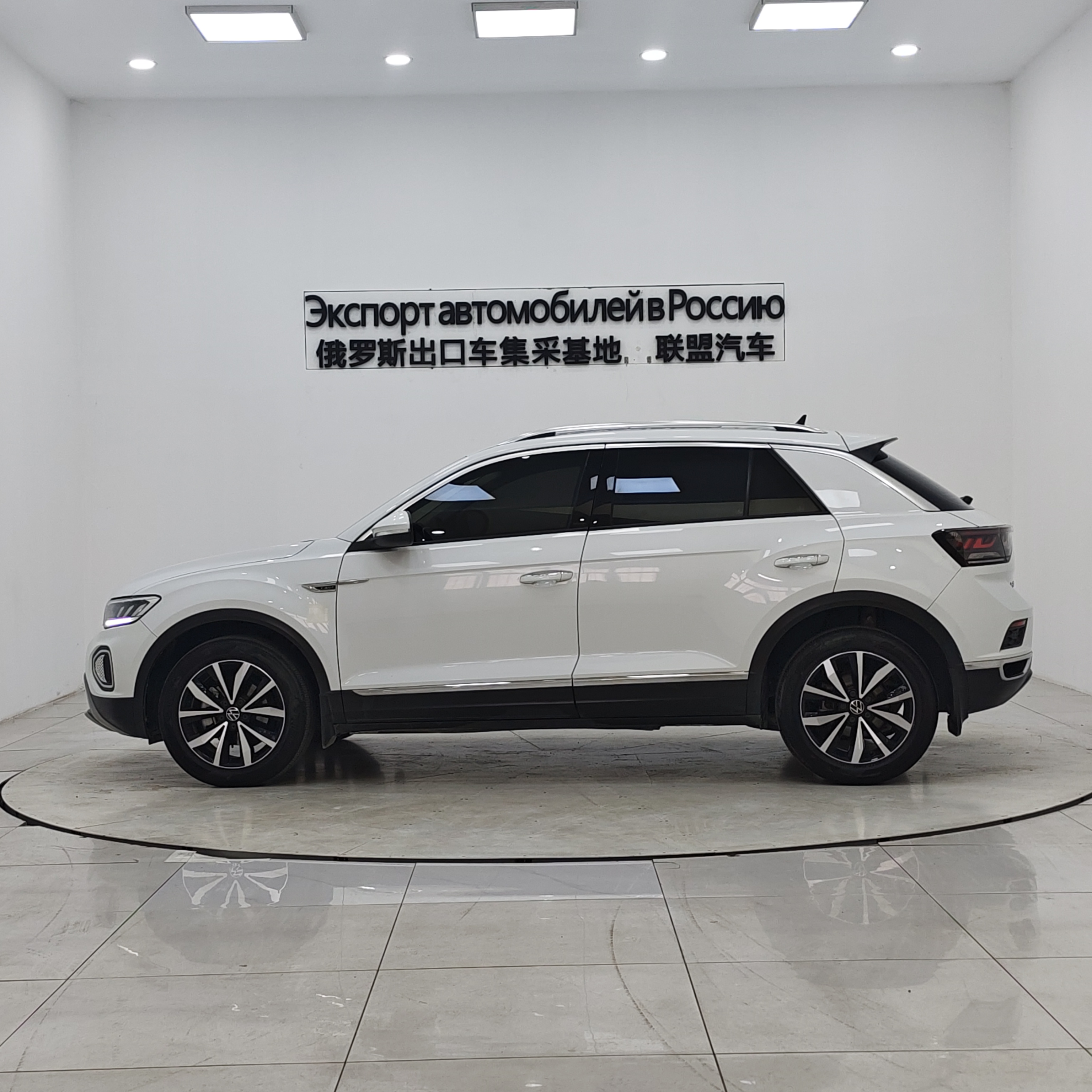 Volkswagen T-Roc 2023 car image #5