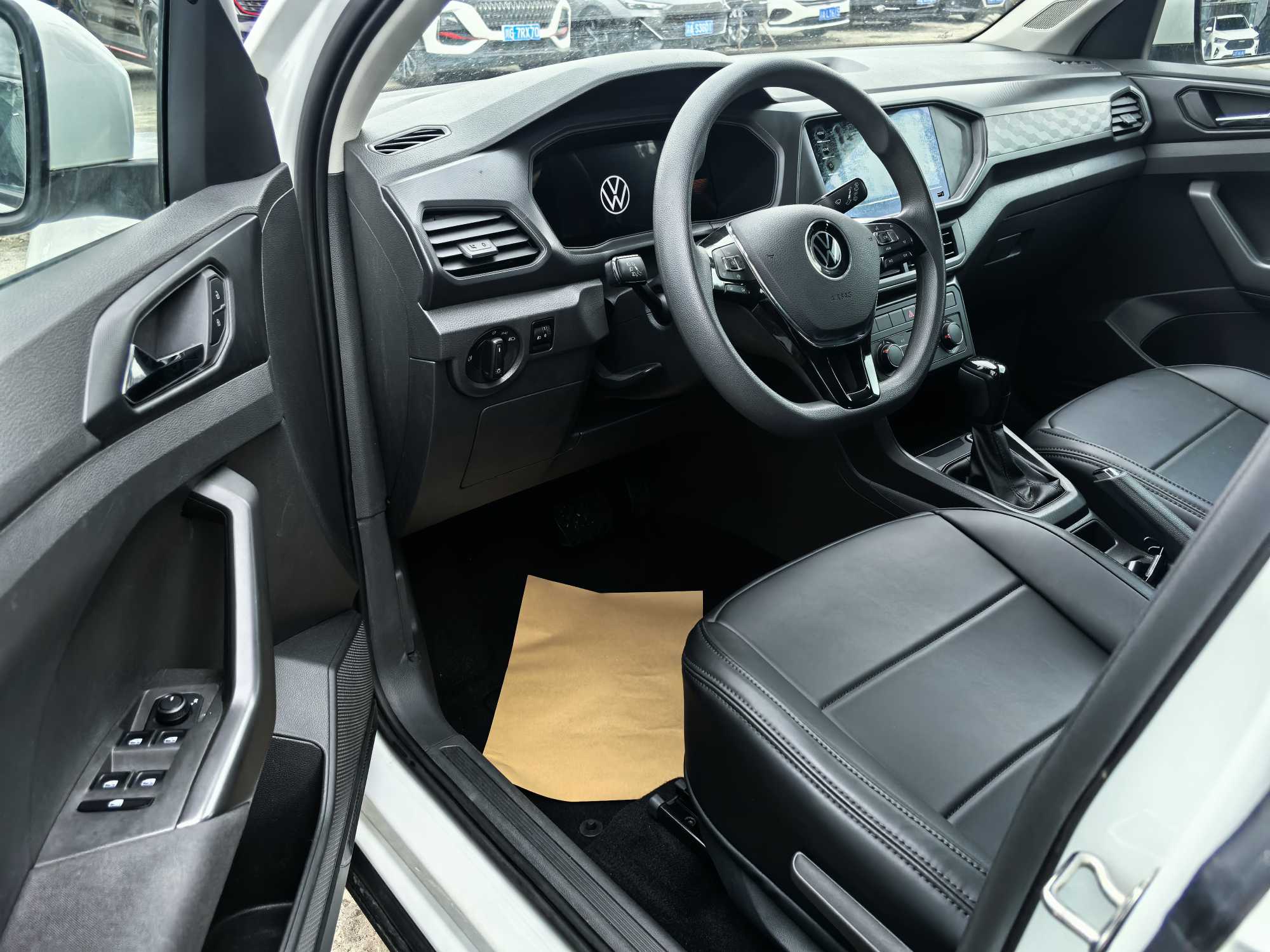 Volkswagen T-Cross 2023 car image #5