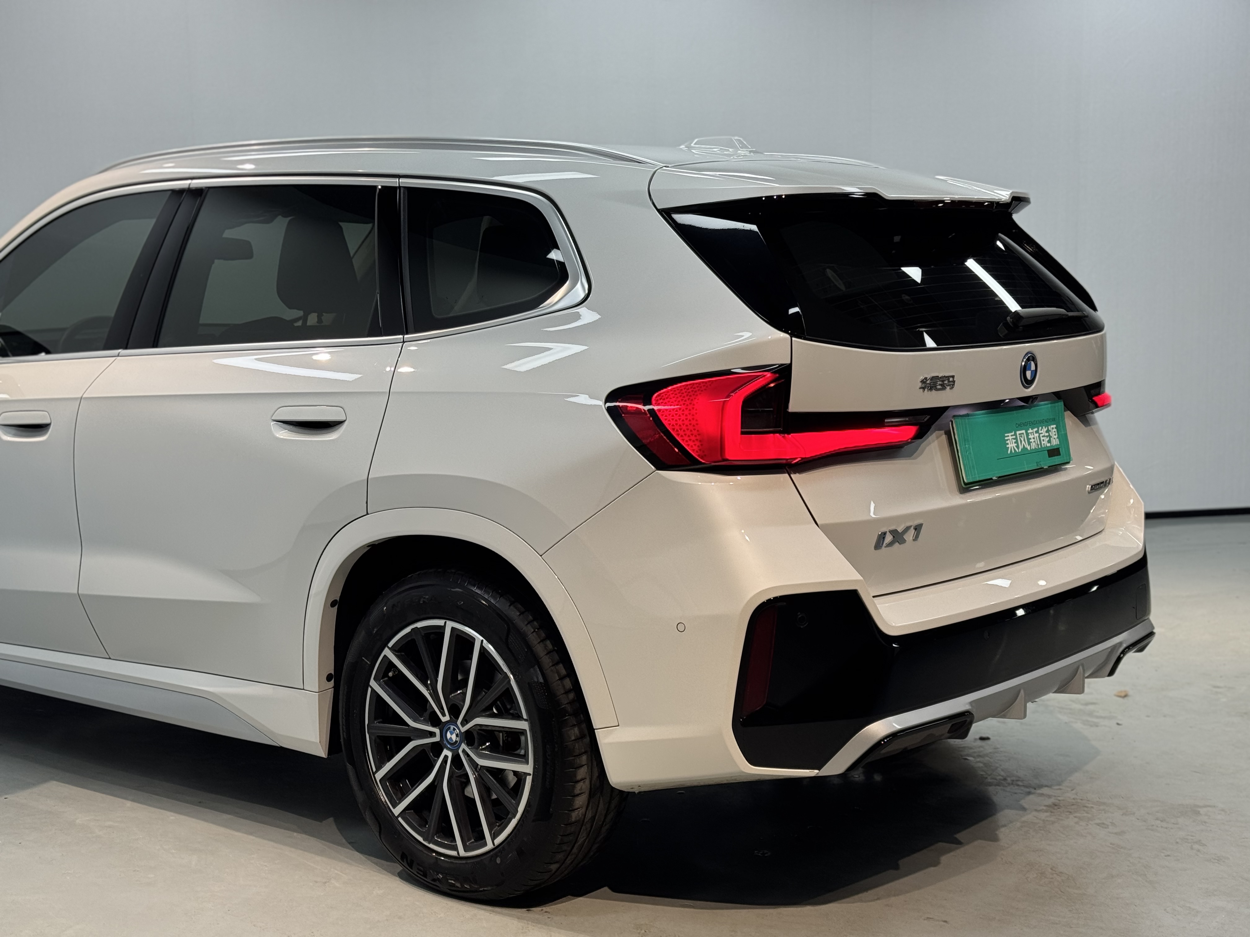 BMW iX1 2024 car image #5