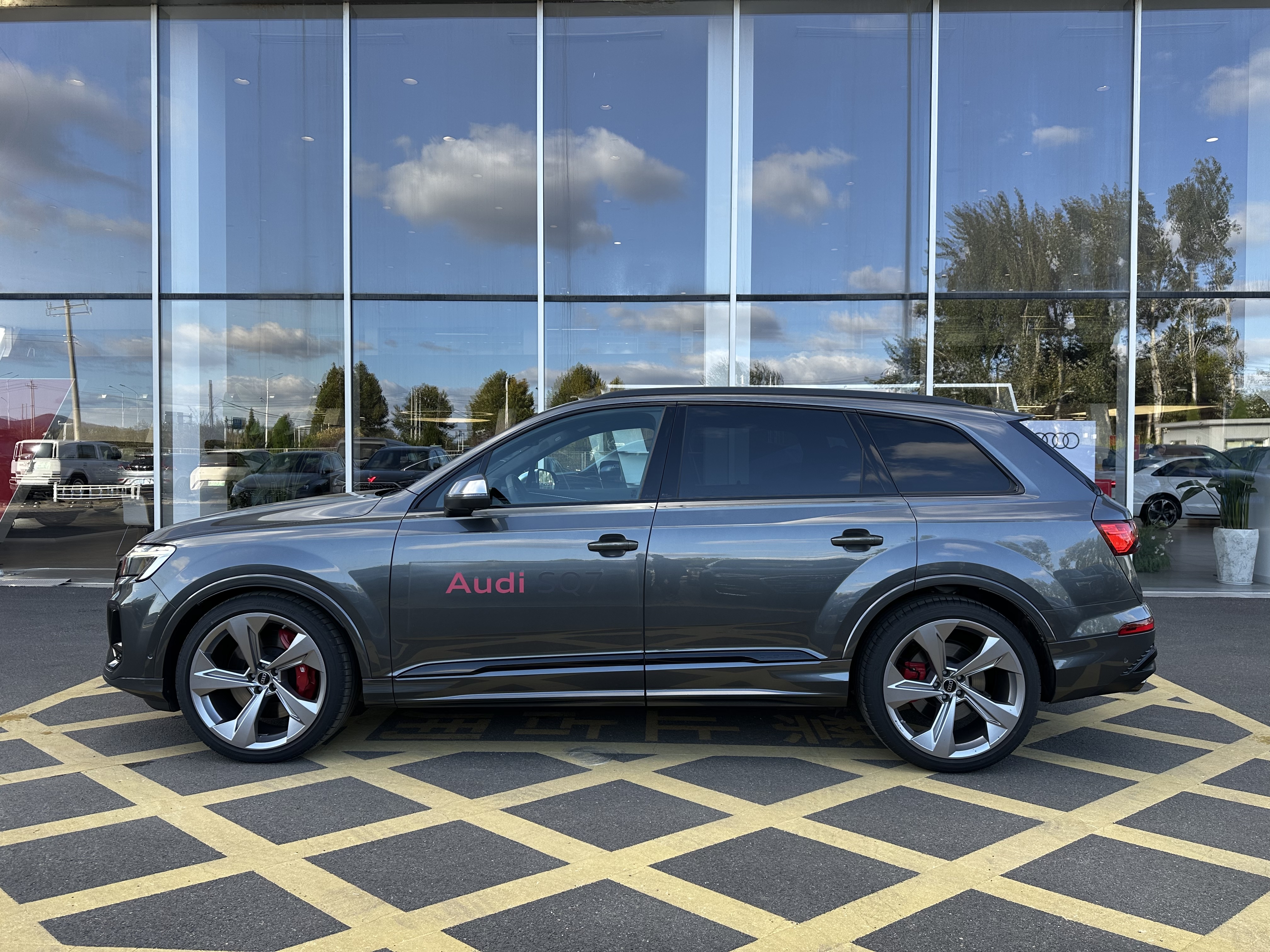 Audi SQ7 2024 immagine di auto #5