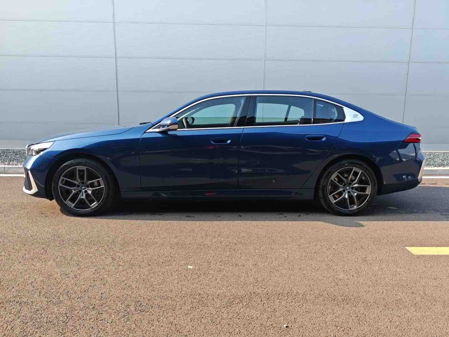 BMW i5 M60 2024 car image #5