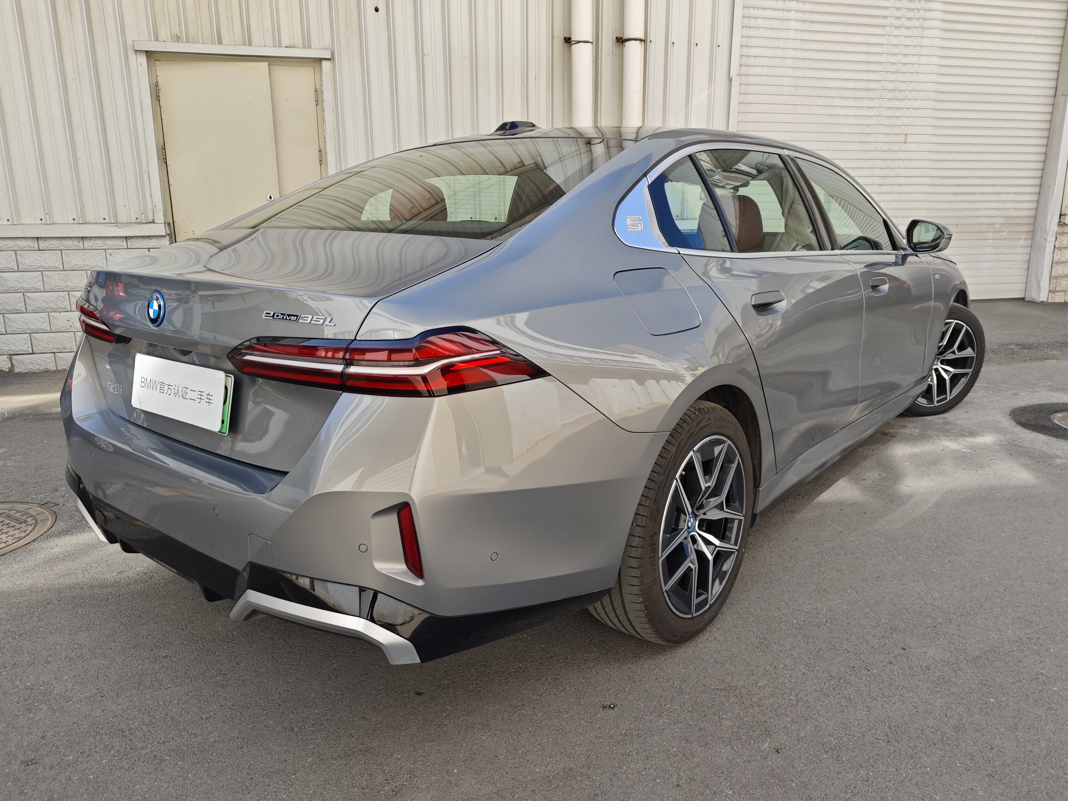 BMW i5 M60 2024 صورة سيارة #5