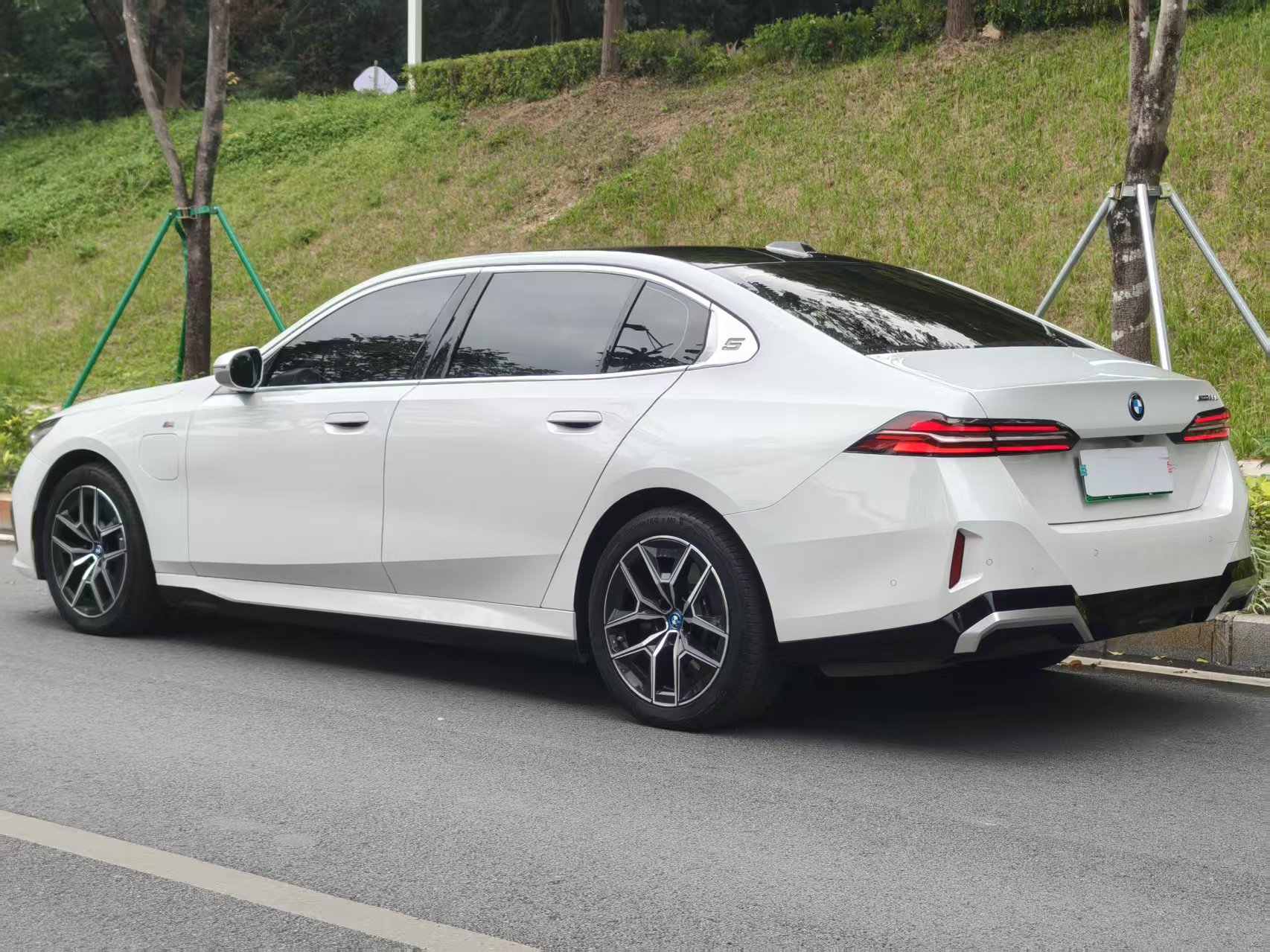 BMW i5 M60 2024 car image #5