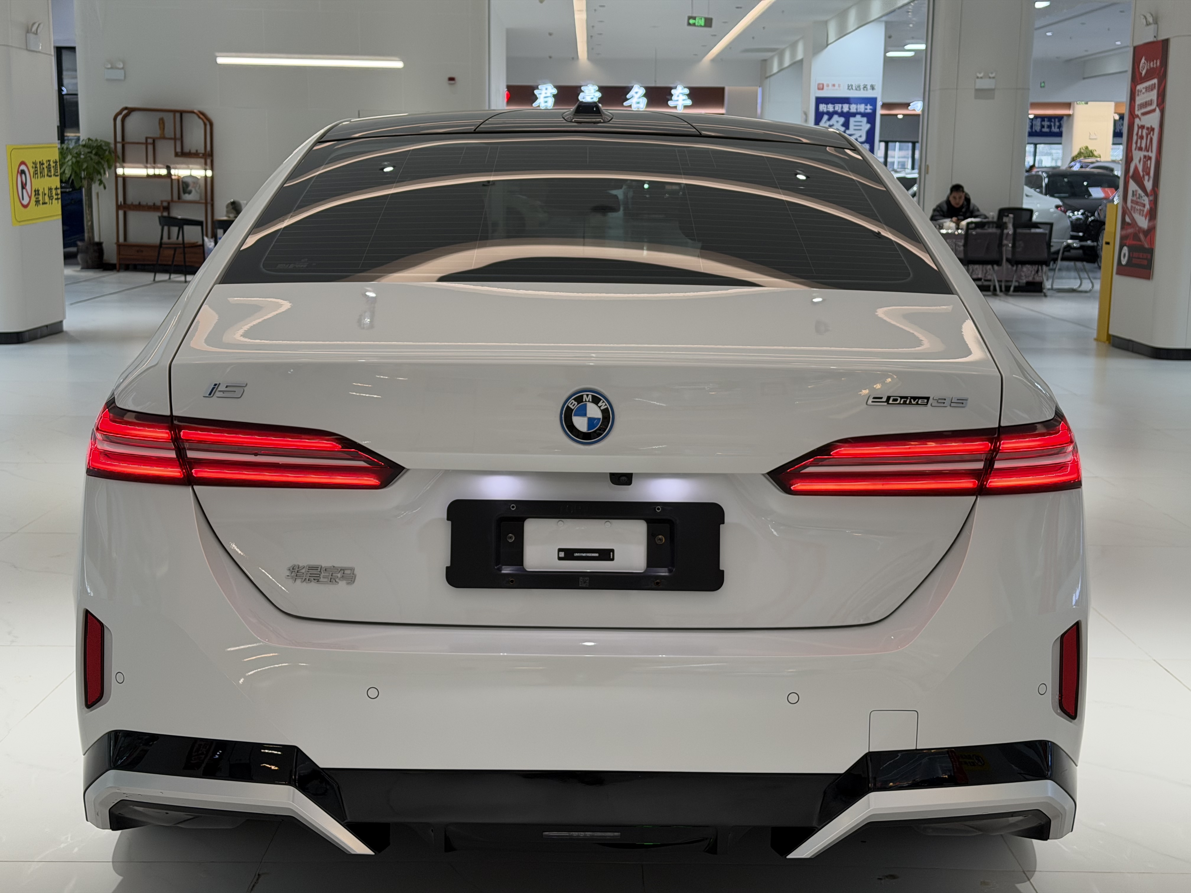 BMW i5 2024 car image #5