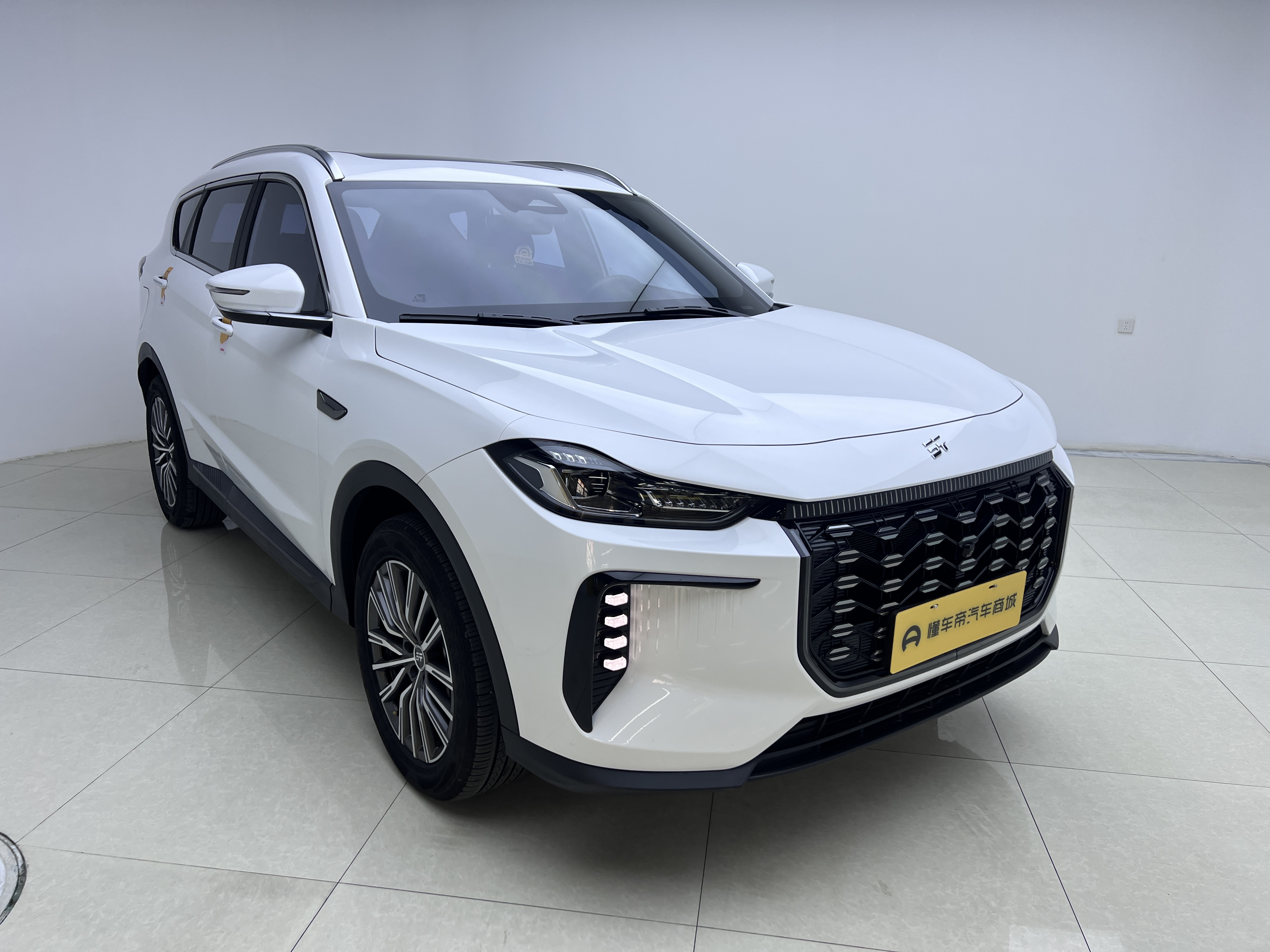 X70 C-DM 2024 car image #5
