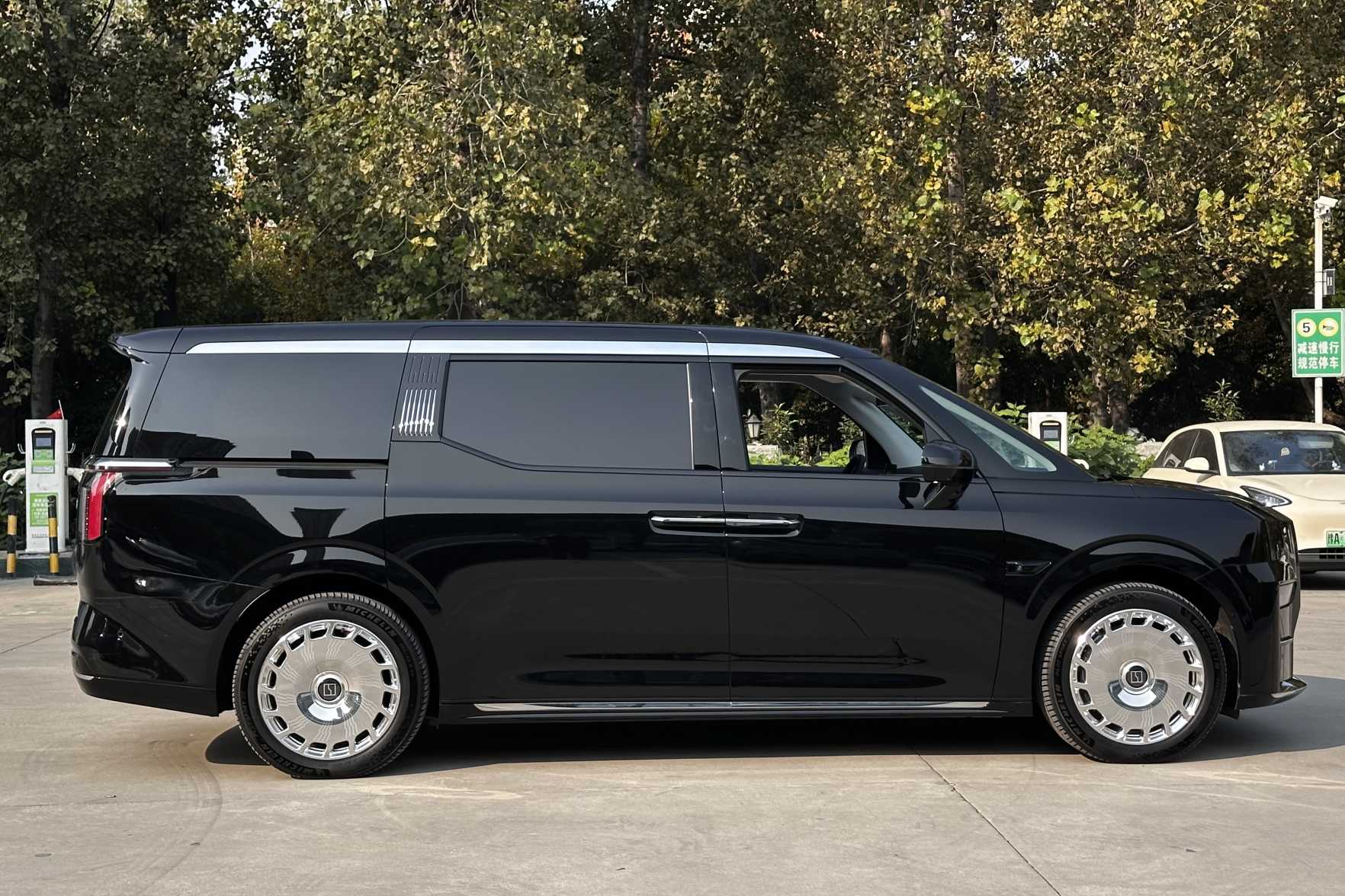 Zeekr 009 2024 imagen de coche #5