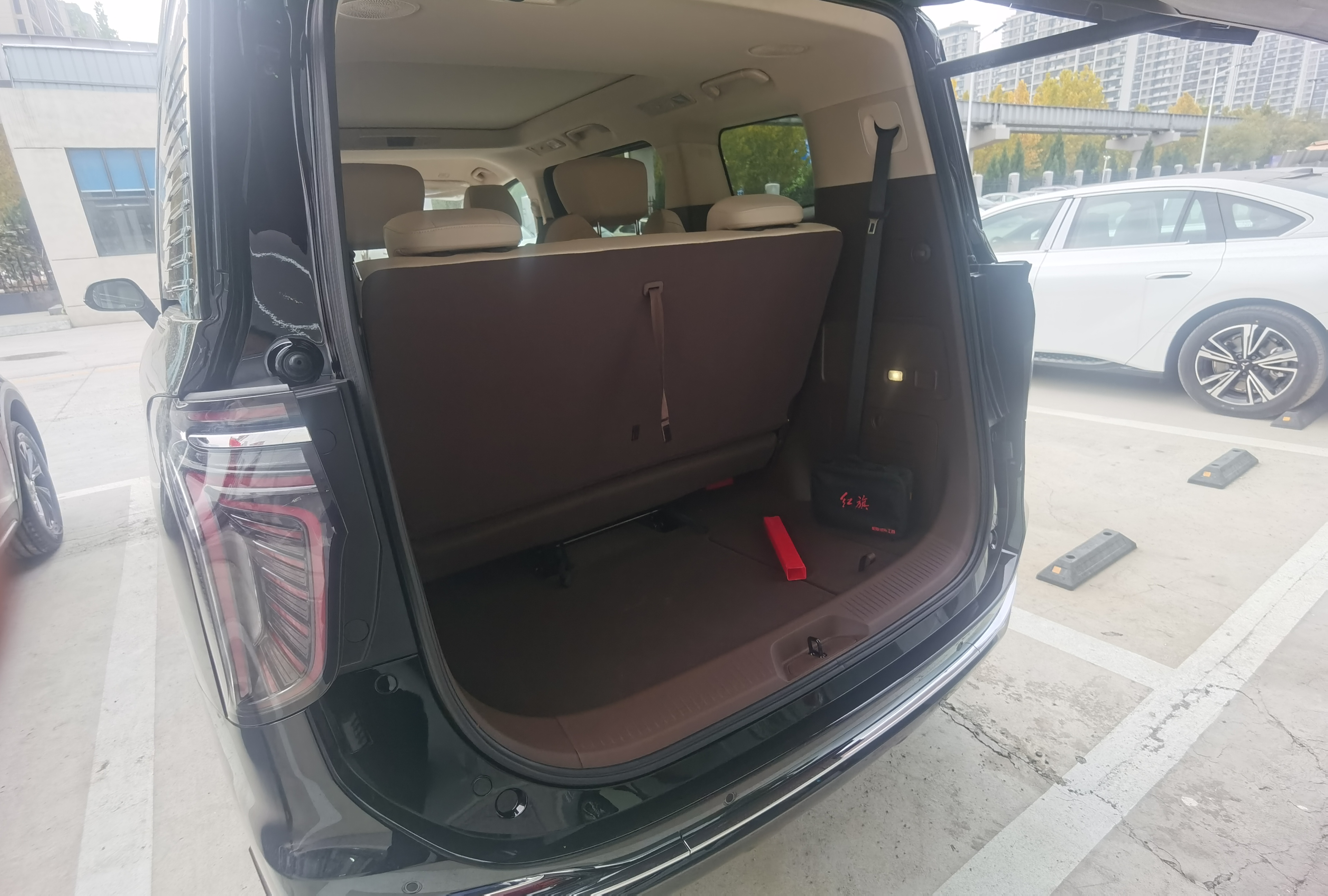 HongQi HQ9 PHEV 2025 #5 HongQi HQ9 PHEV 2025 car image #5