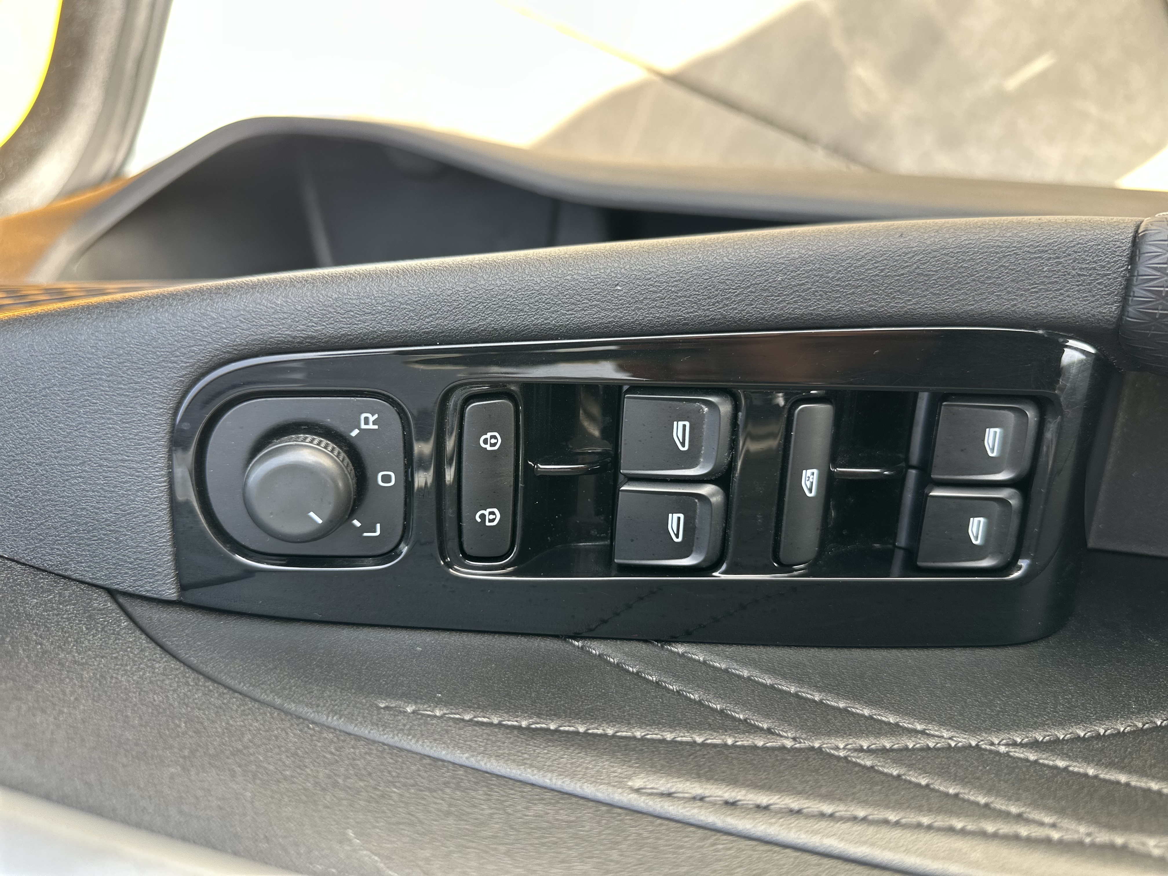 Emgrand 2025 car image #5