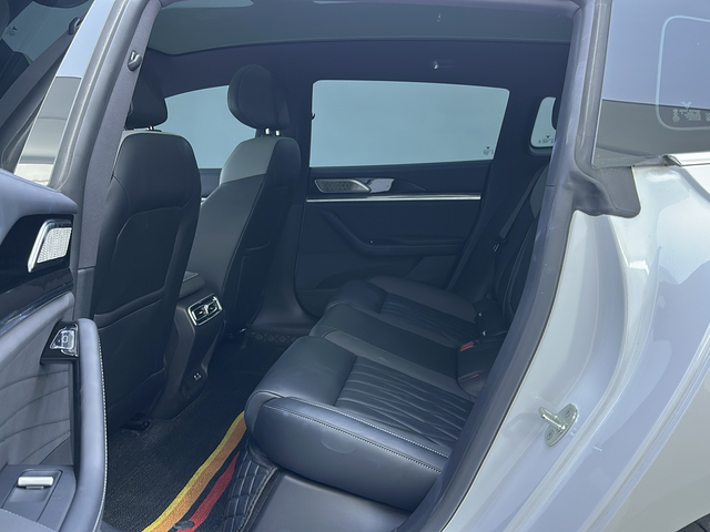 哪吒汽车 哪吒S猎装 2025 汽车图片 #5