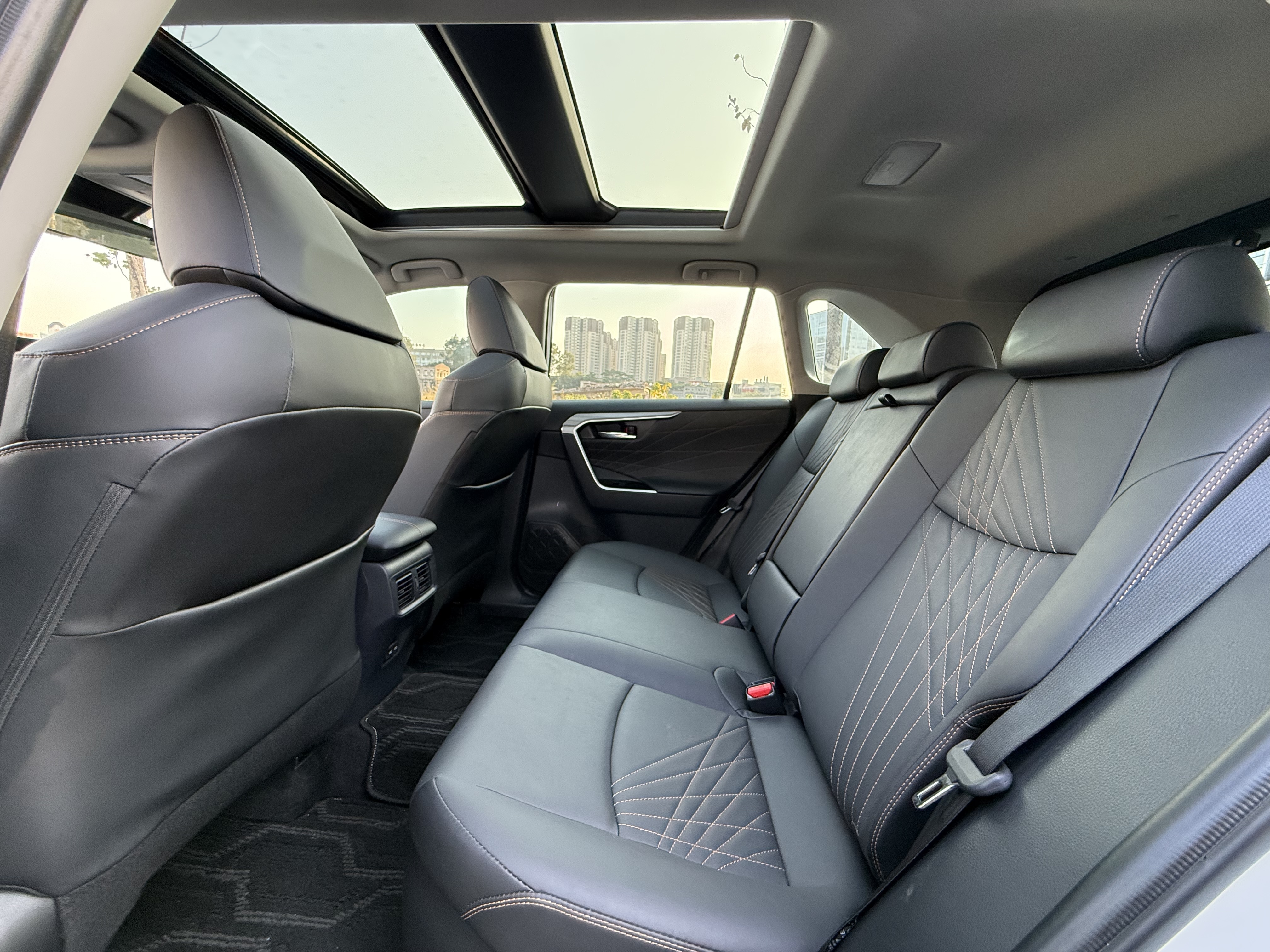 Toyota RAV4 Hybird E+ 2025 immagine di auto #5