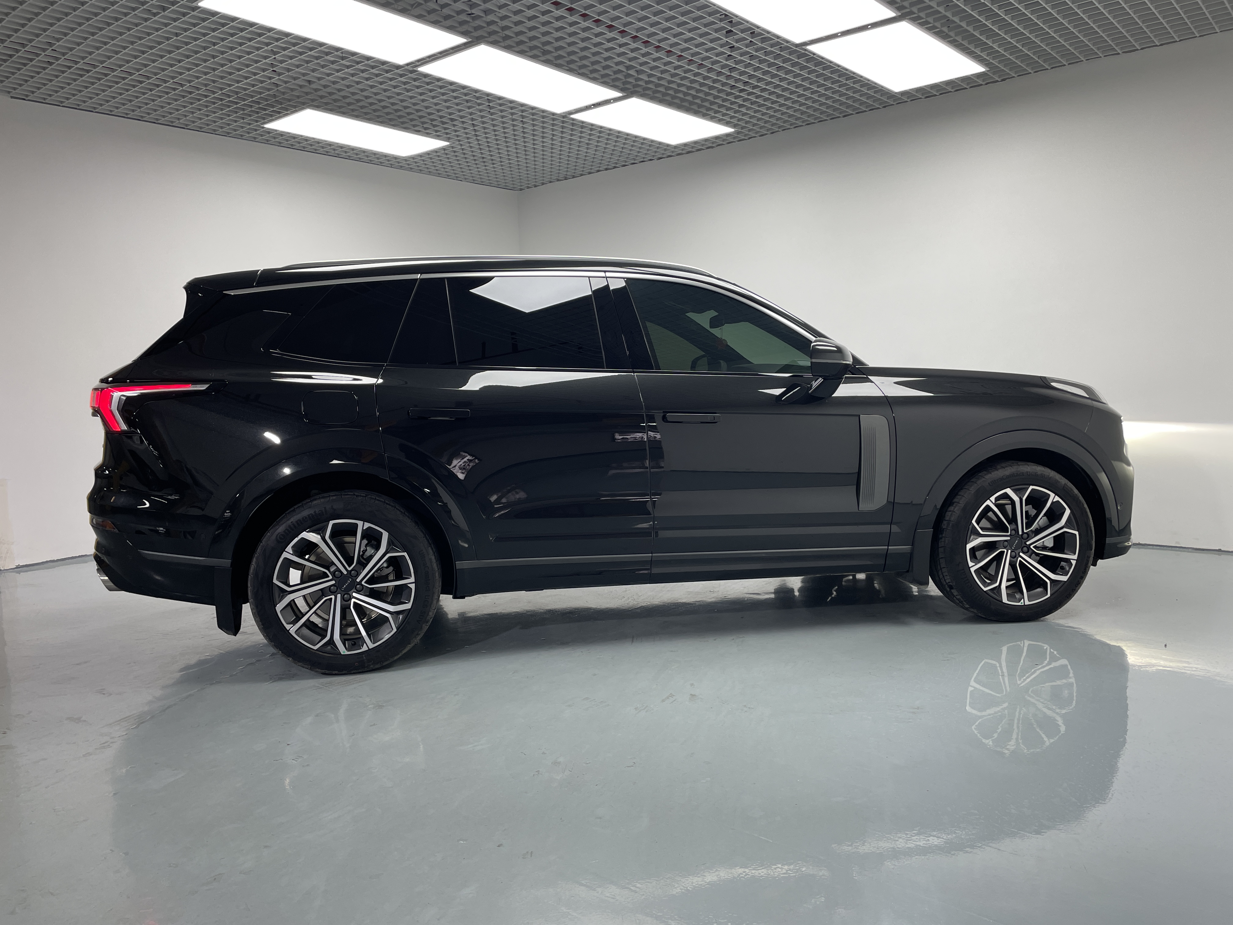 Lynk & Co 09 2025 car image #5