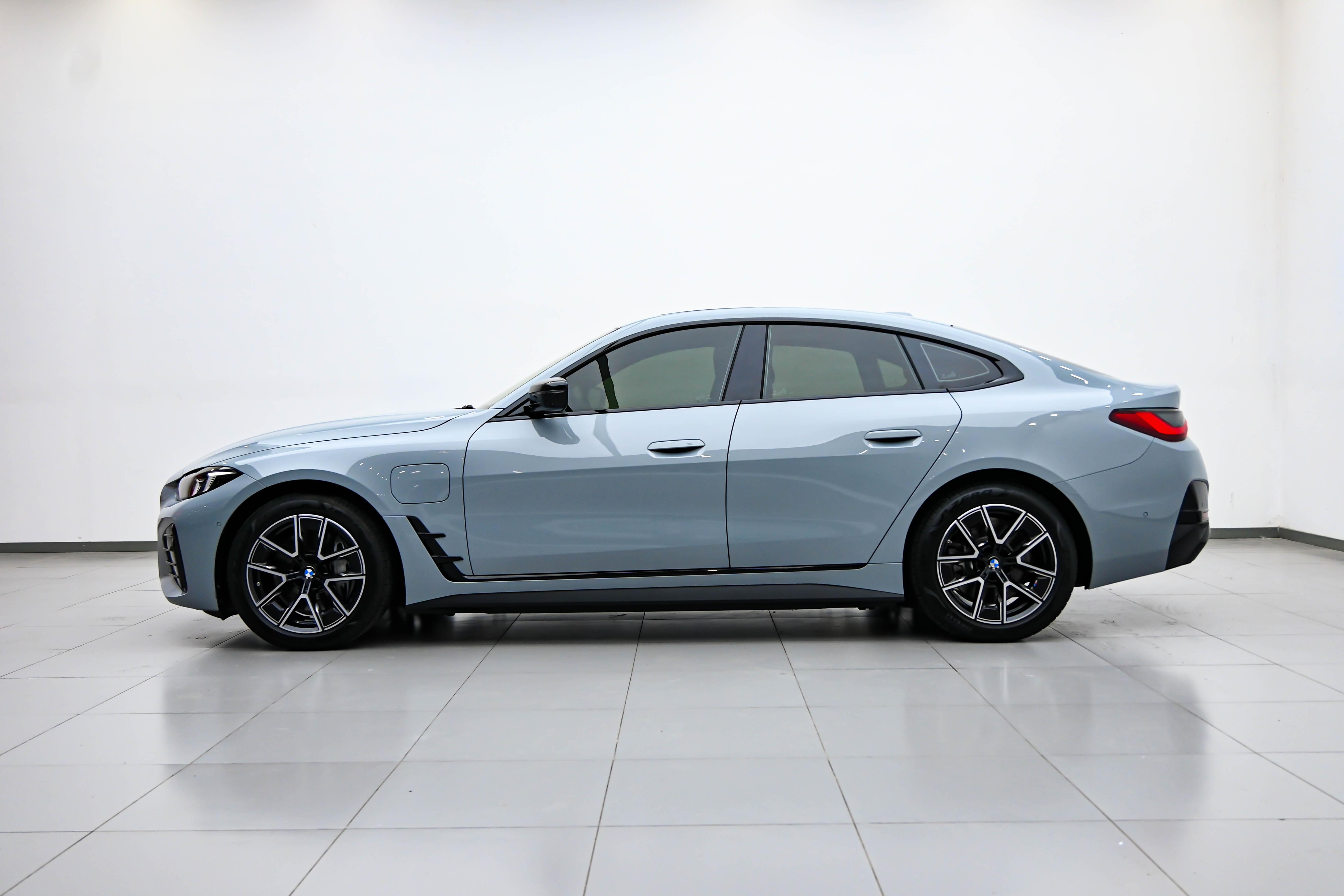 BMW i4 2025 car image #5