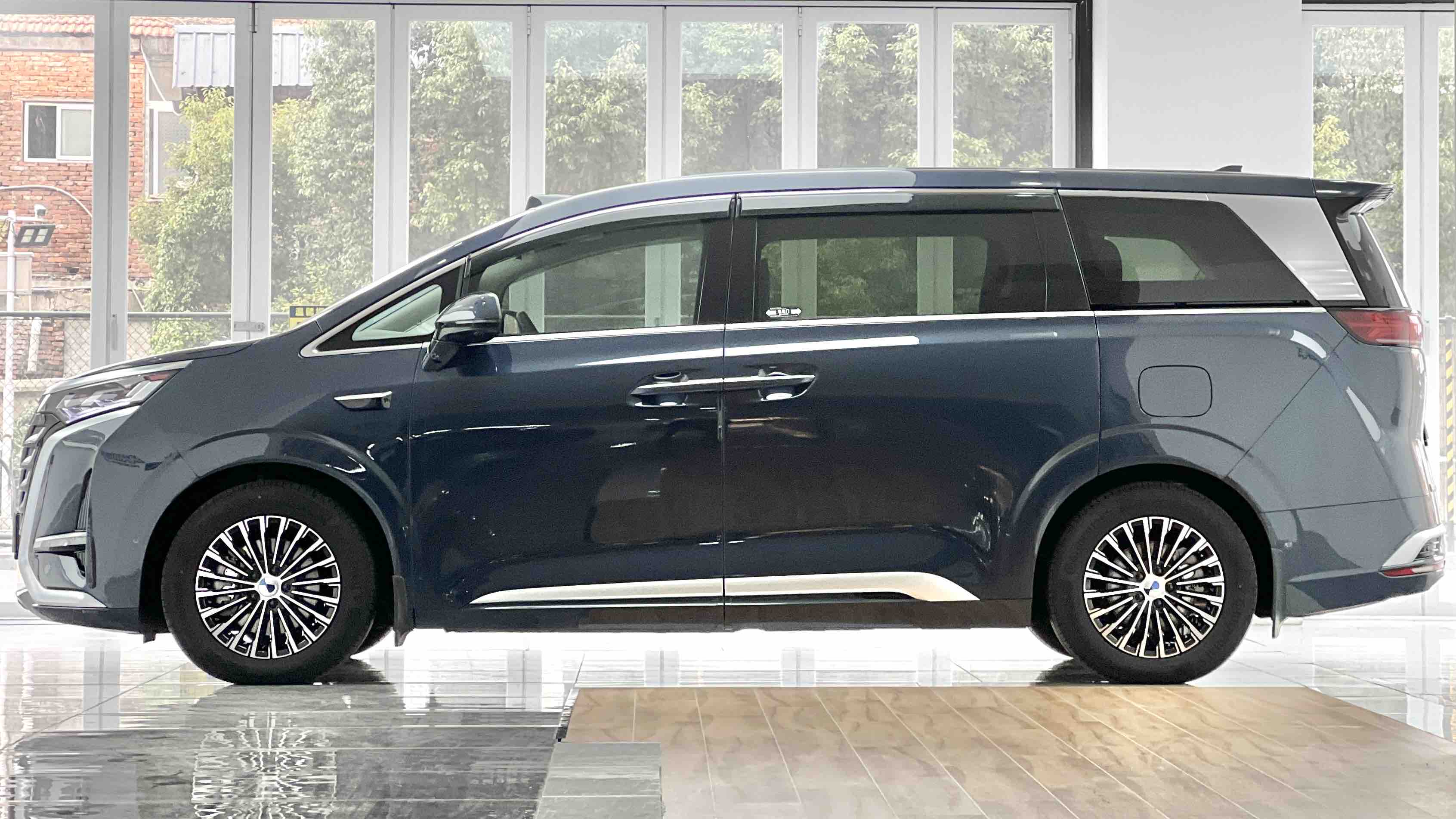 Denza D9 2025 car image #5