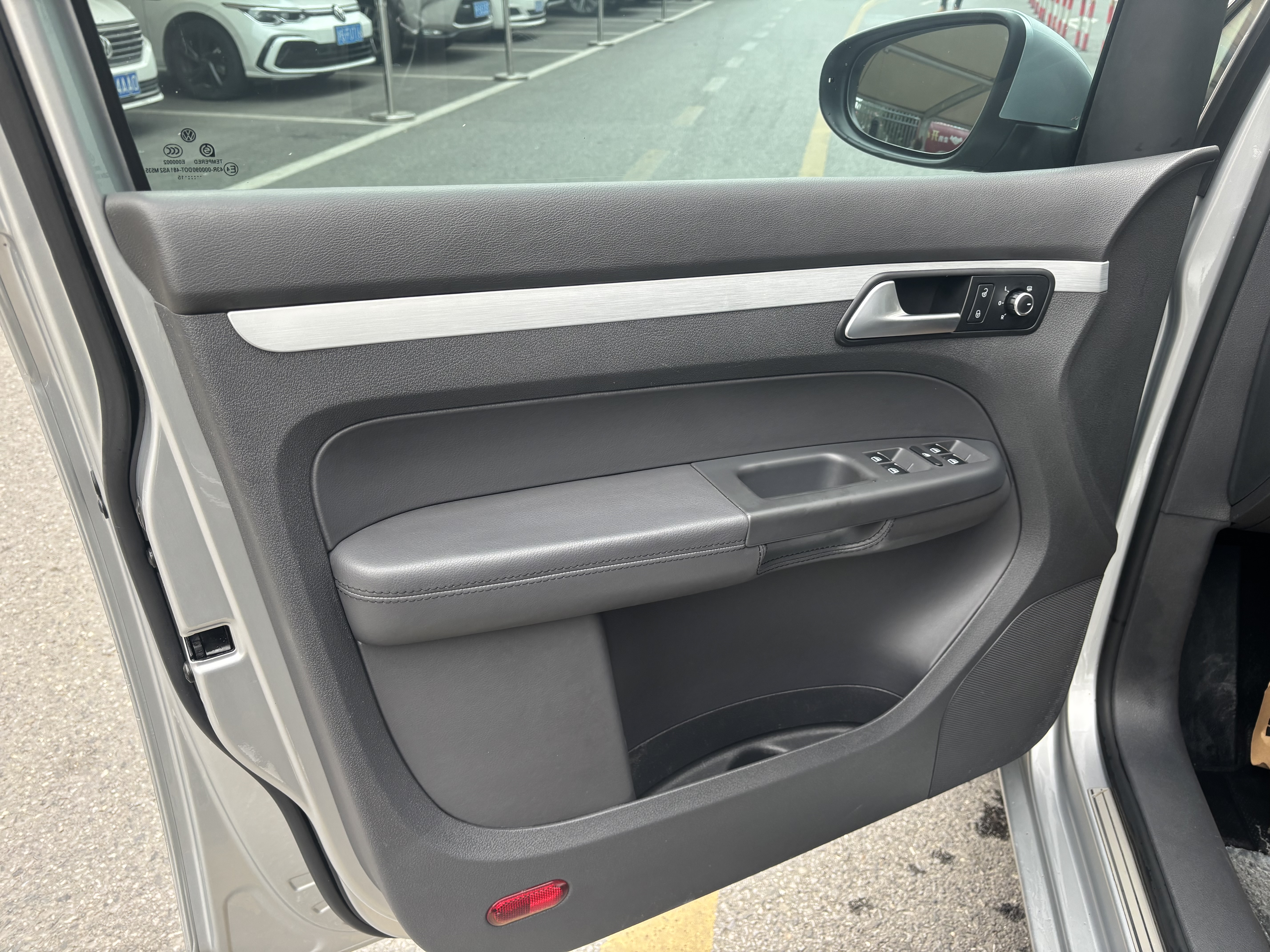 Volkswagen Touran 2015 car image #5