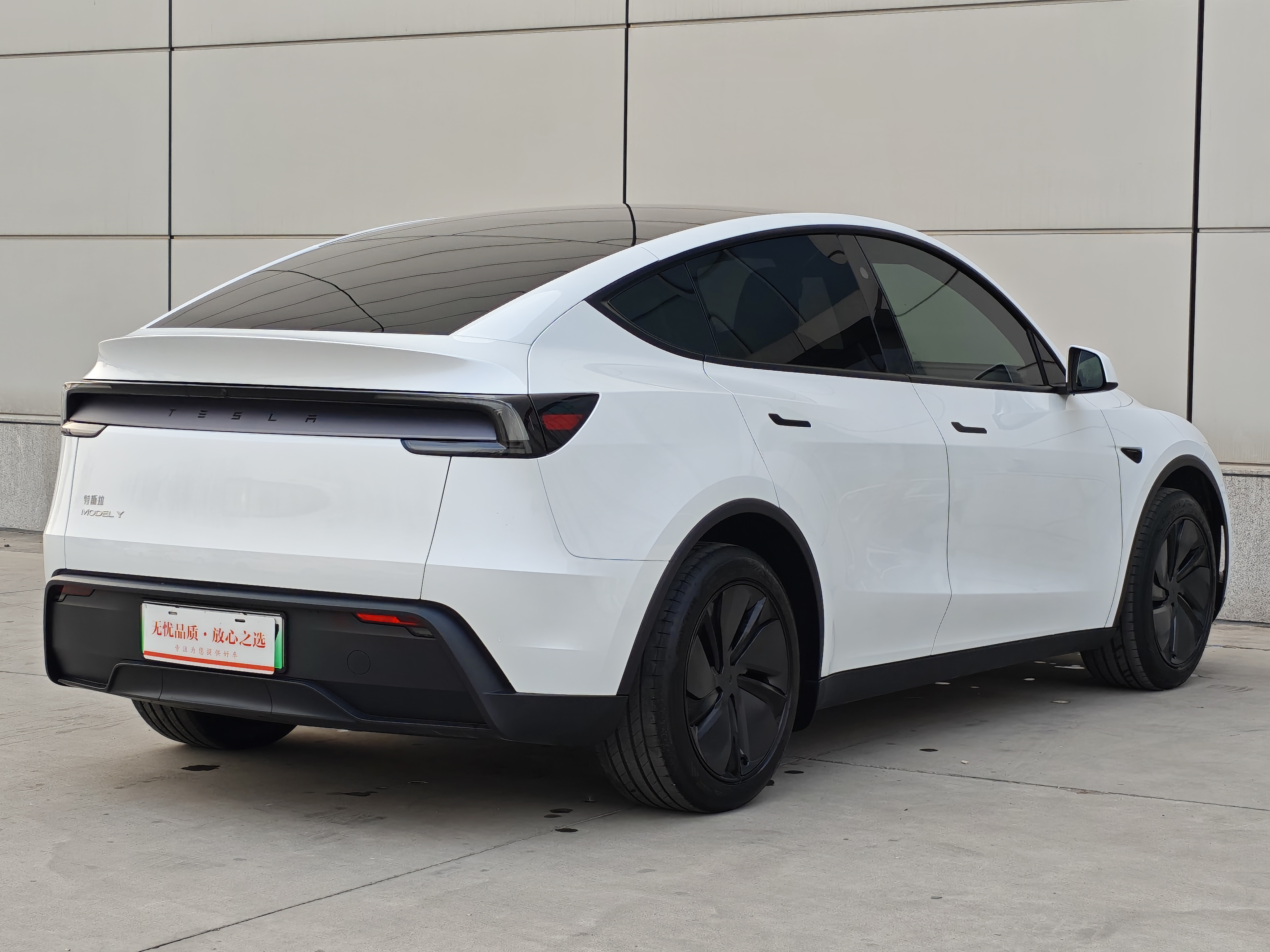 Tesla Model Y 2025 #5 Tesla Model Y 2025 car image #5