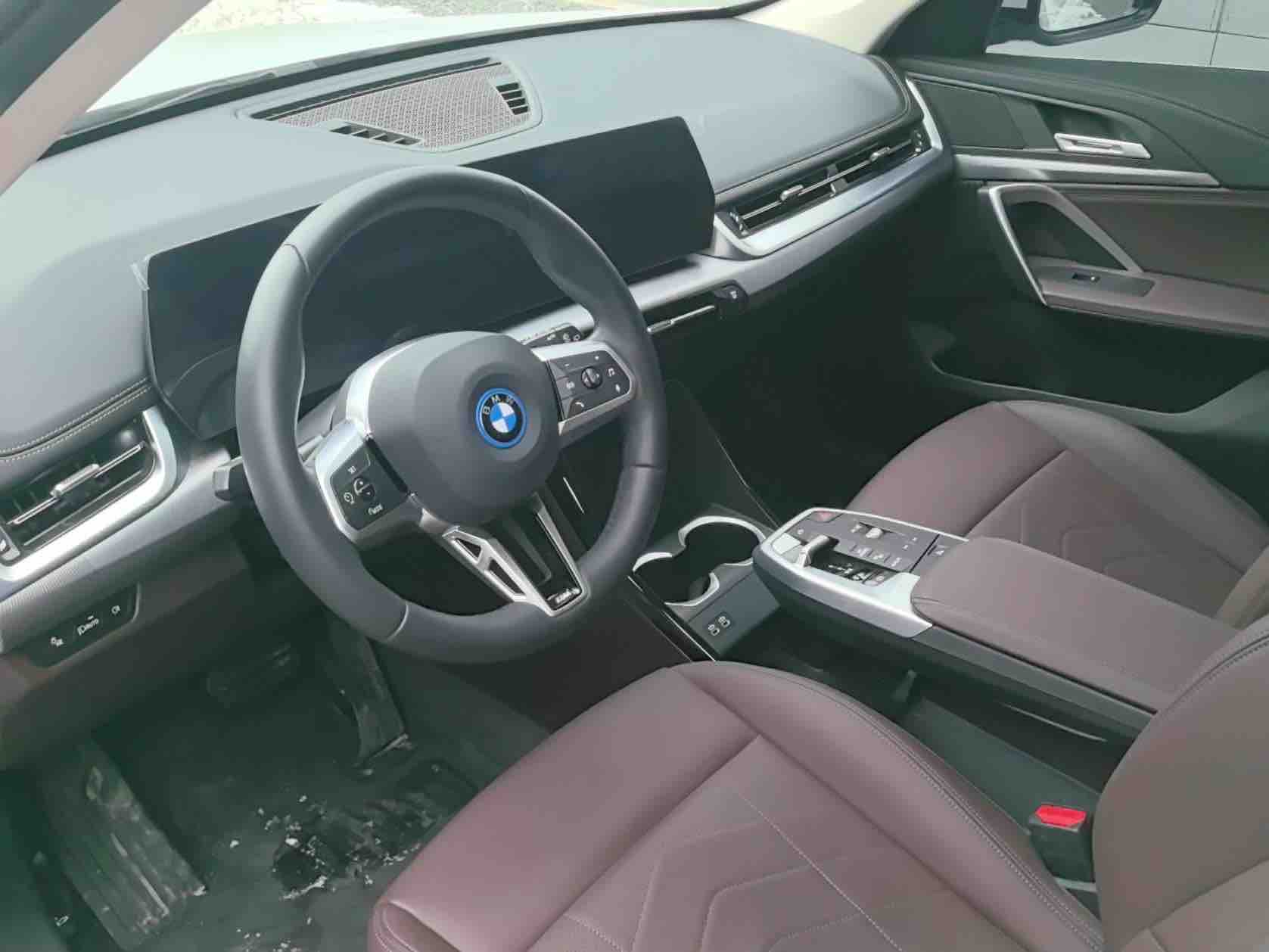 BMW iX1 2025 car image #5