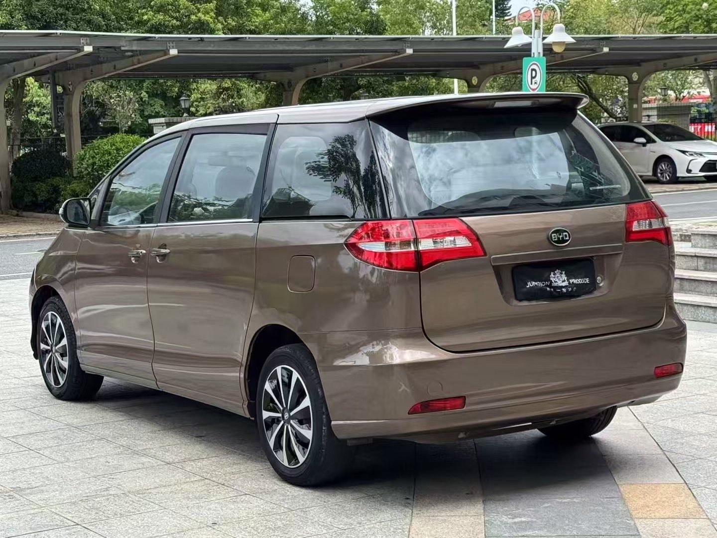 BYD M6 2015 car image #5