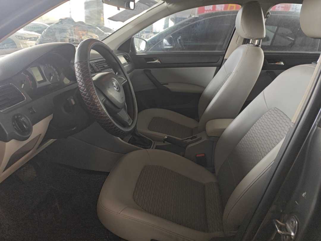 Skoda Rapid 2015 car image #5