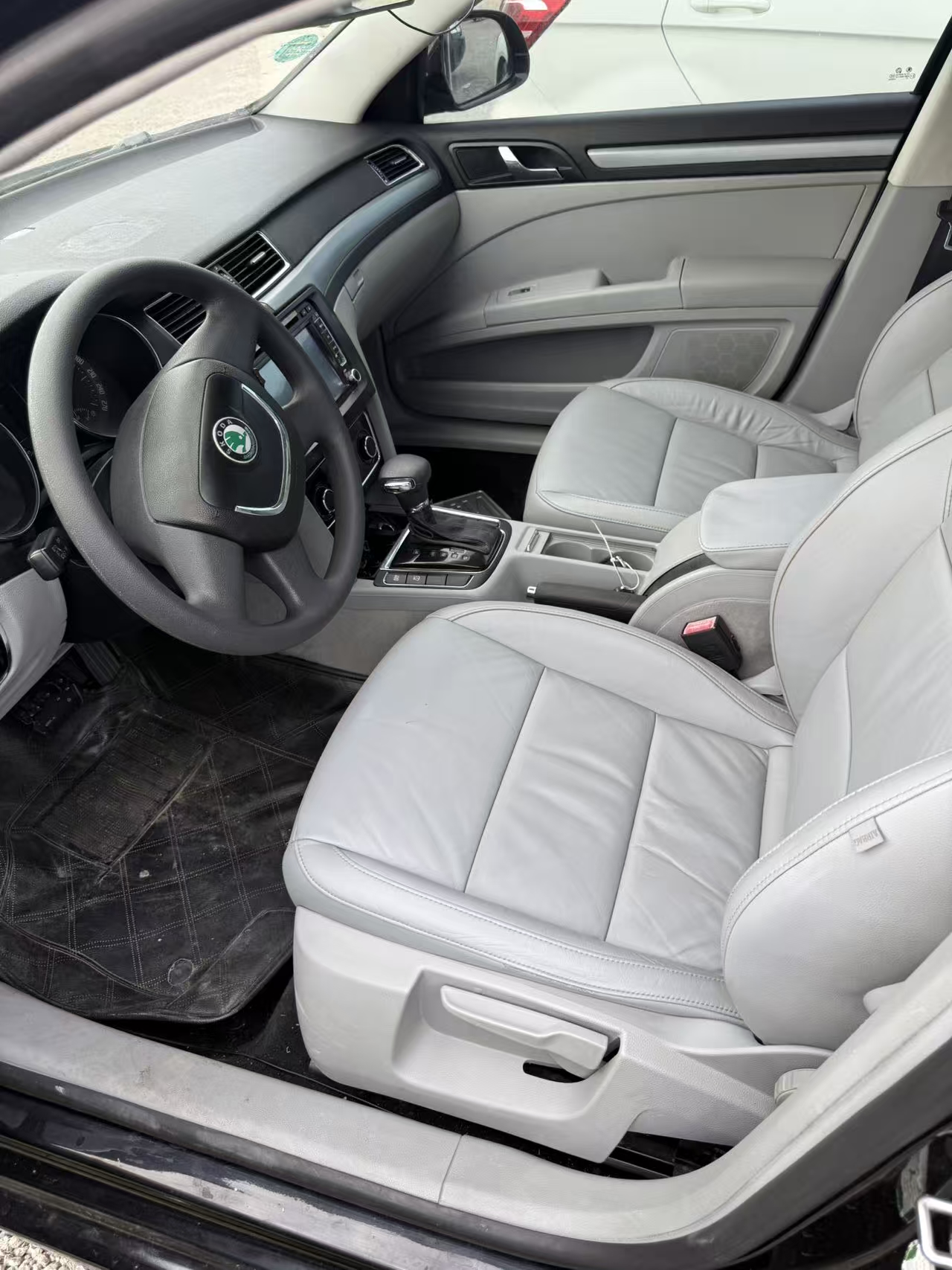 Skoda Superb 2011 imagem de carro #5