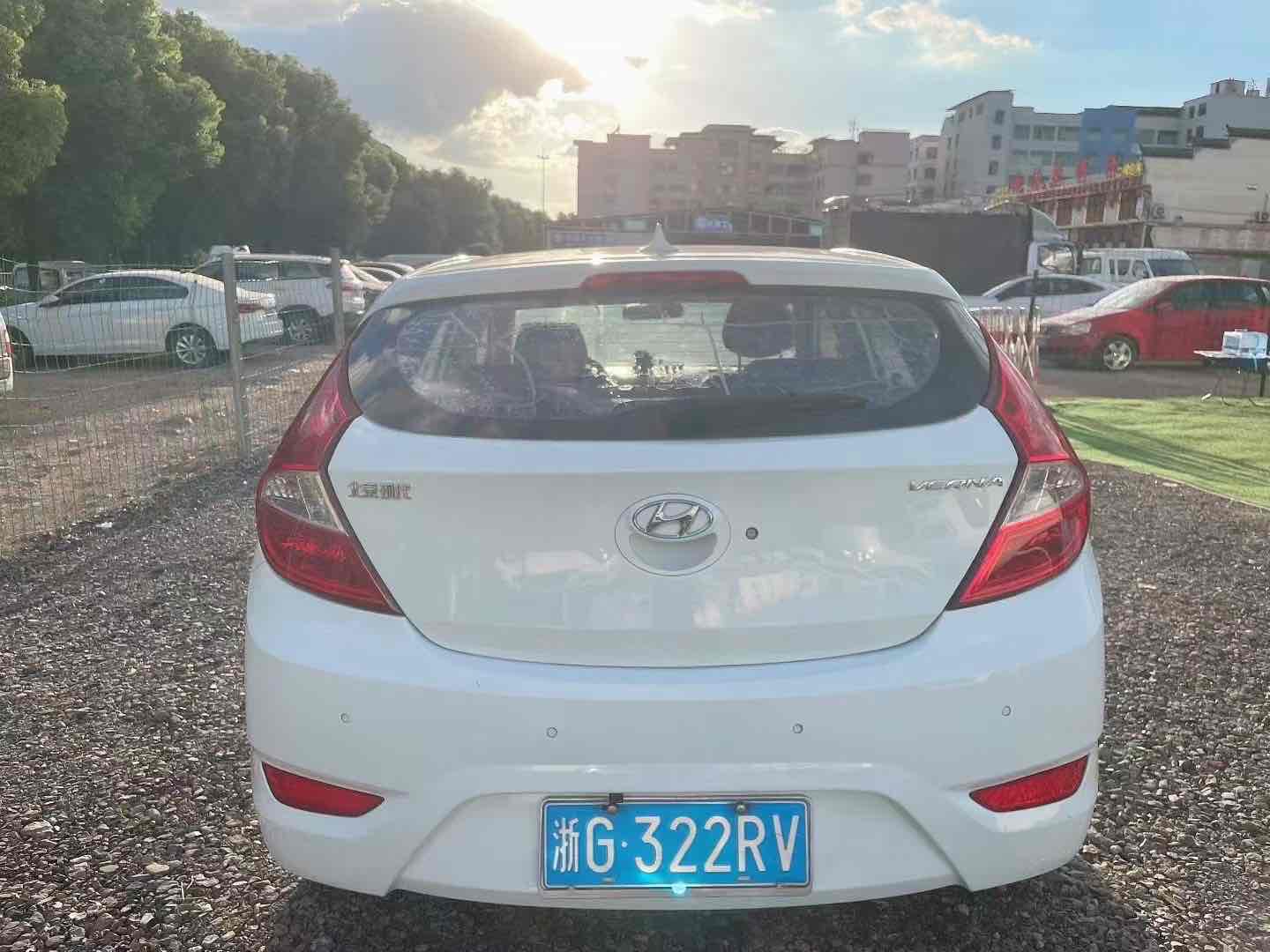 Hyundai Reina Hatchback 2015 immagine di auto #5